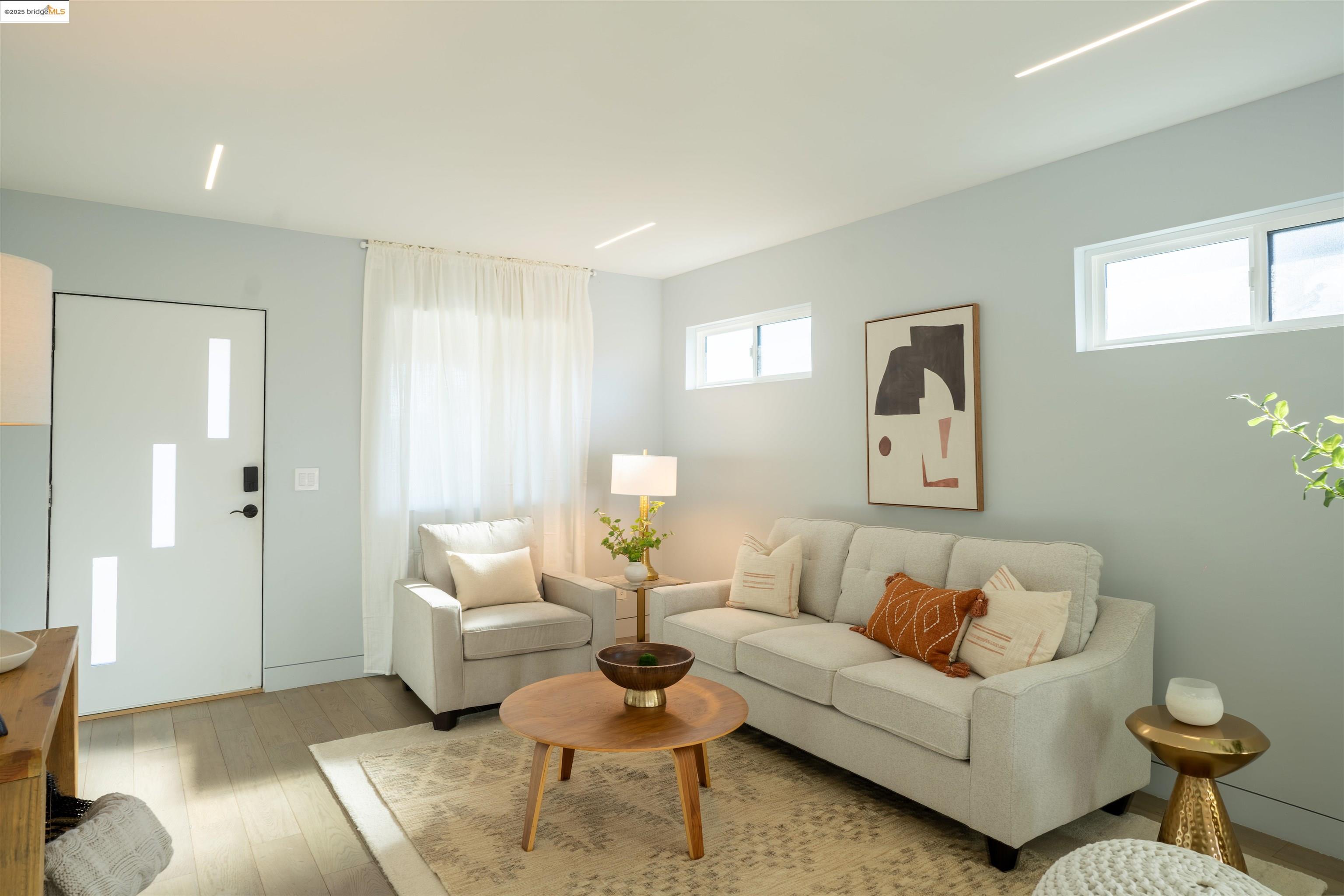 Detail Gallery Image 2 of 20 For 2009 Auseon Avenue, Oakland,  CA 94621 - 3 Beds | 3/1 Baths