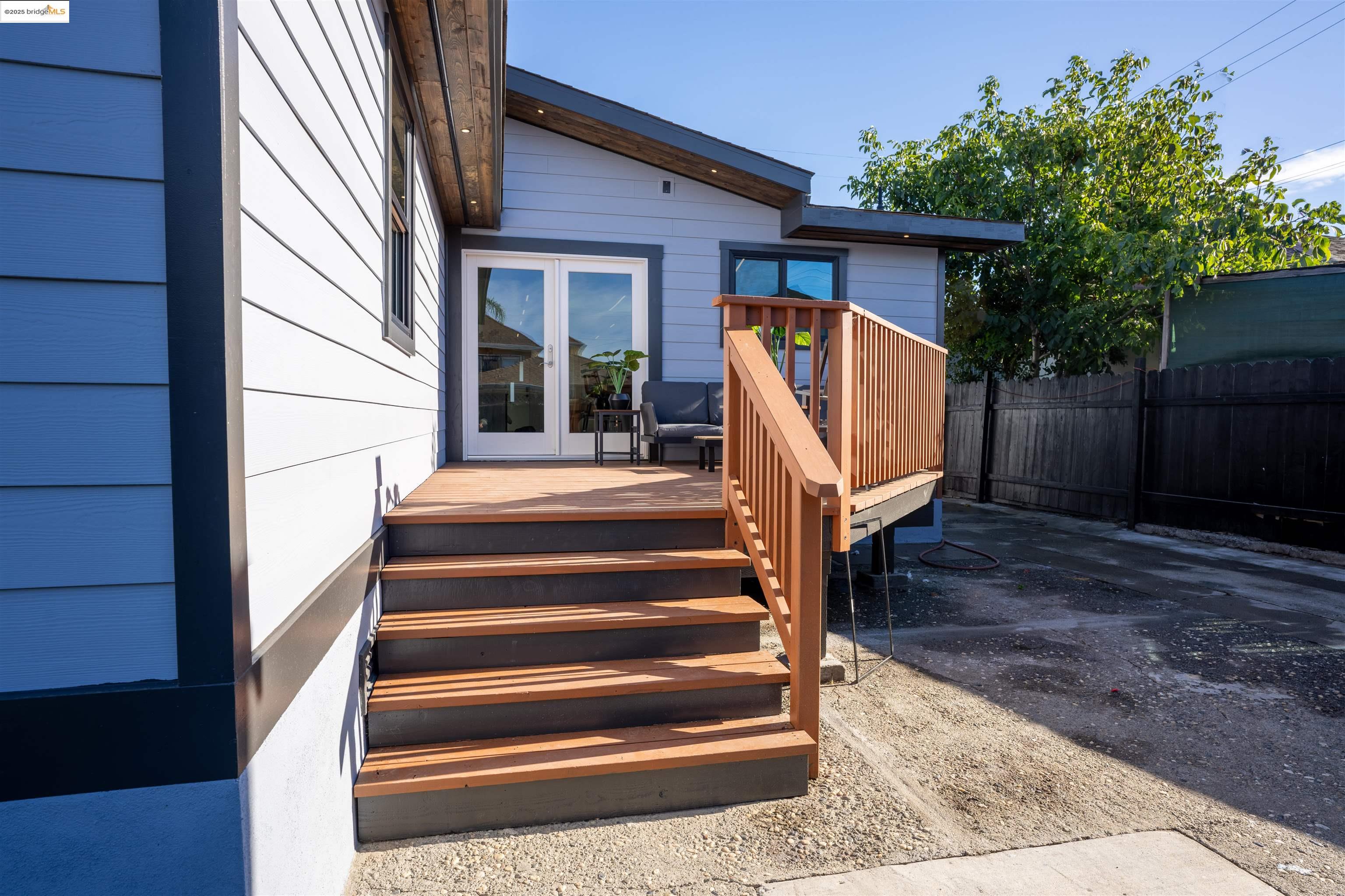 Detail Gallery Image 14 of 20 For 2009 Auseon Avenue, Oakland,  CA 94621 - 3 Beds | 3/1 Baths