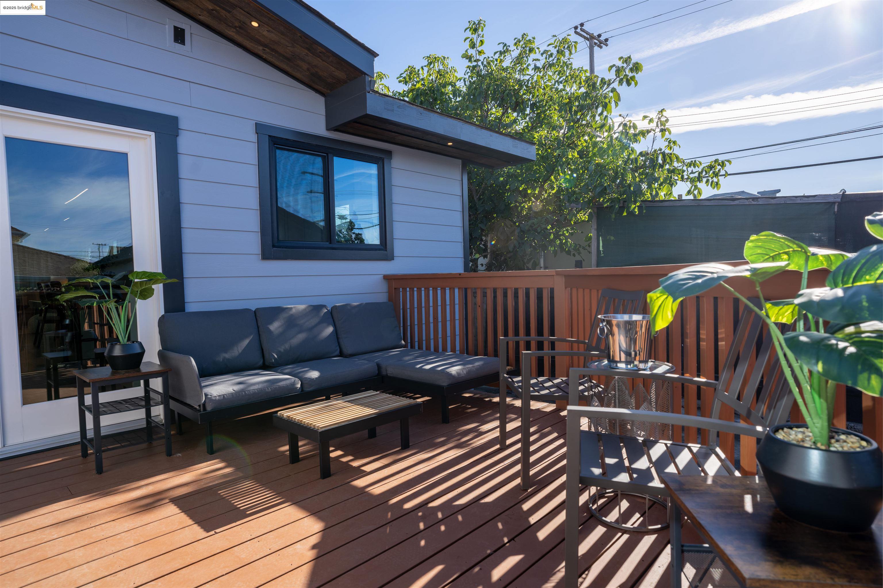Detail Gallery Image 15 of 20 For 2009 Auseon Avenue, Oakland,  CA 94621 - 3 Beds | 3/1 Baths