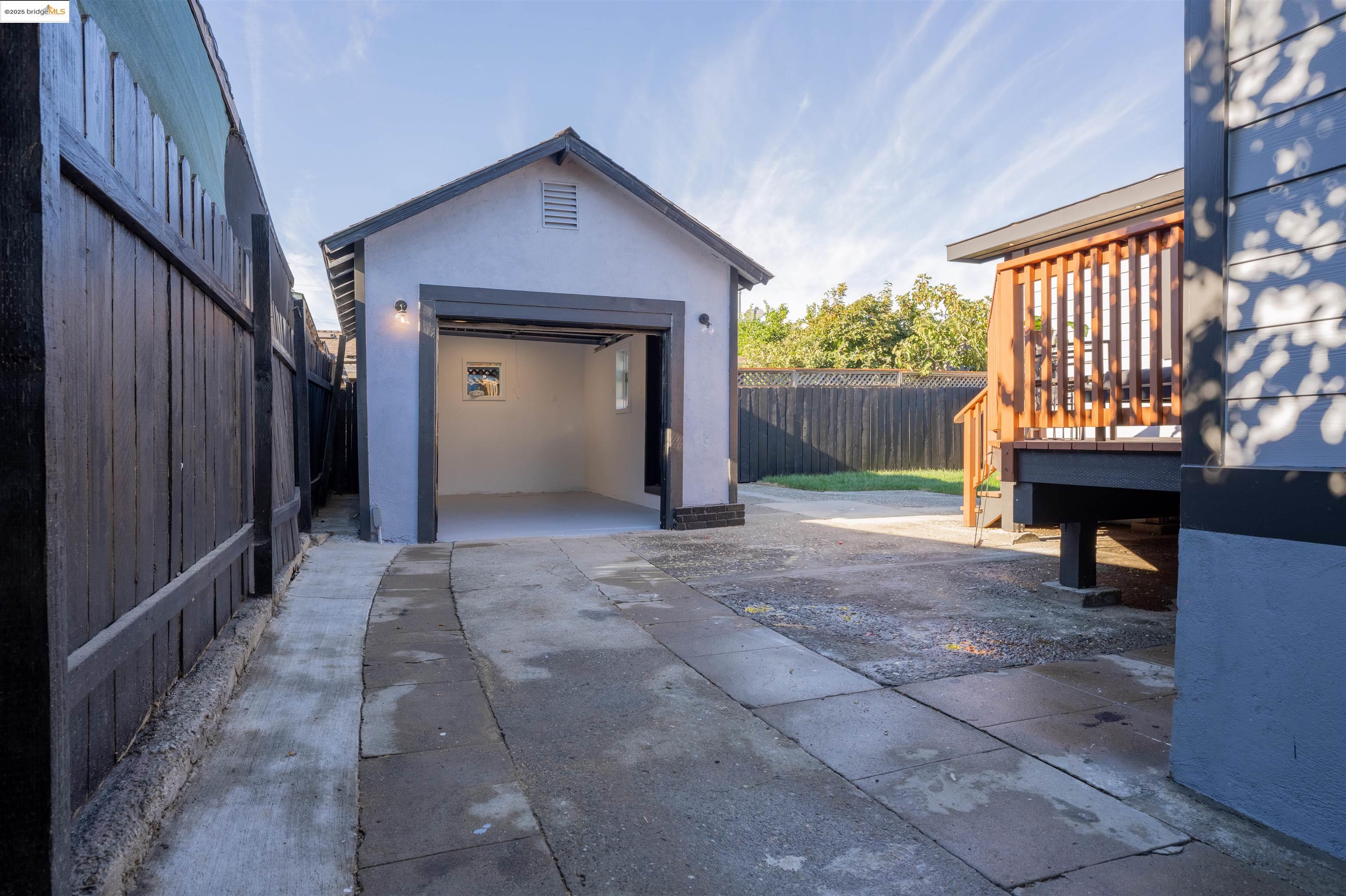 Detail Gallery Image 17 of 20 For 2009 Auseon Avenue, Oakland,  CA 94621 - 3 Beds | 3/1 Baths