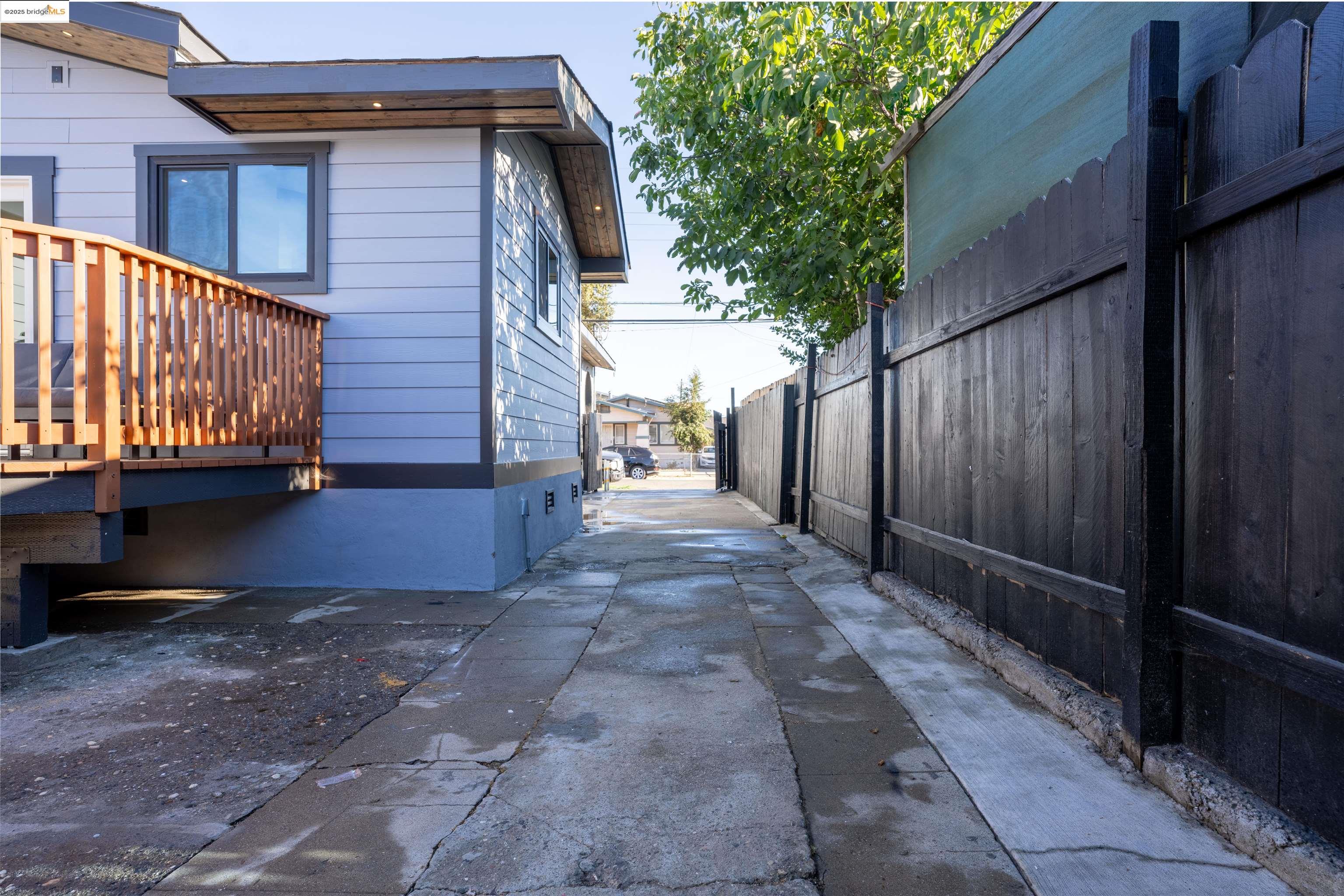 Detail Gallery Image 18 of 20 For 2009 Auseon Avenue, Oakland,  CA 94621 - 3 Beds | 3/1 Baths