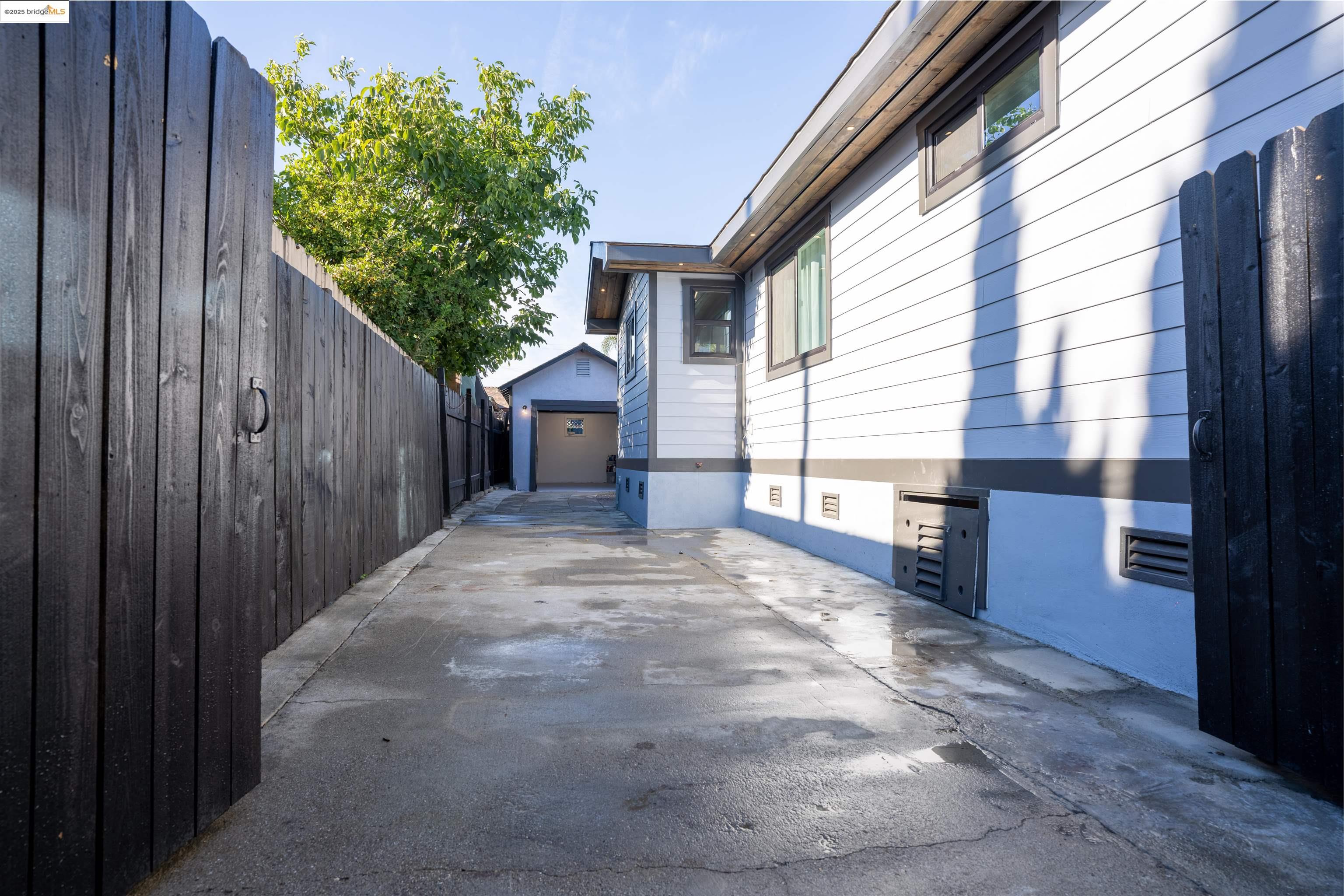 Detail Gallery Image 19 of 20 For 2009 Auseon Avenue, Oakland,  CA 94621 - 3 Beds | 3/1 Baths