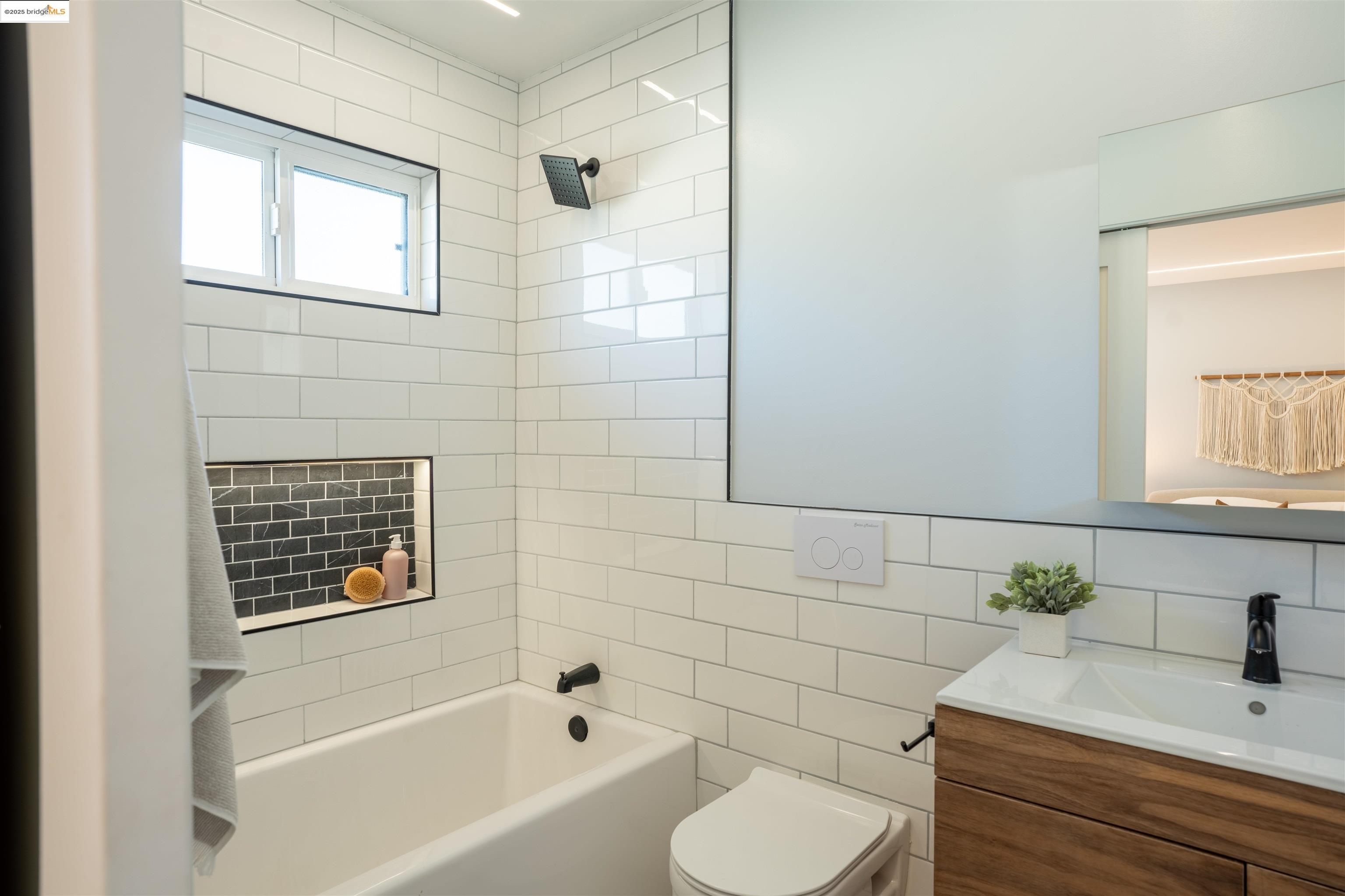 Detail Gallery Image 7 of 20 For 2009 Auseon Avenue, Oakland,  CA 94621 - 3 Beds | 3/1 Baths