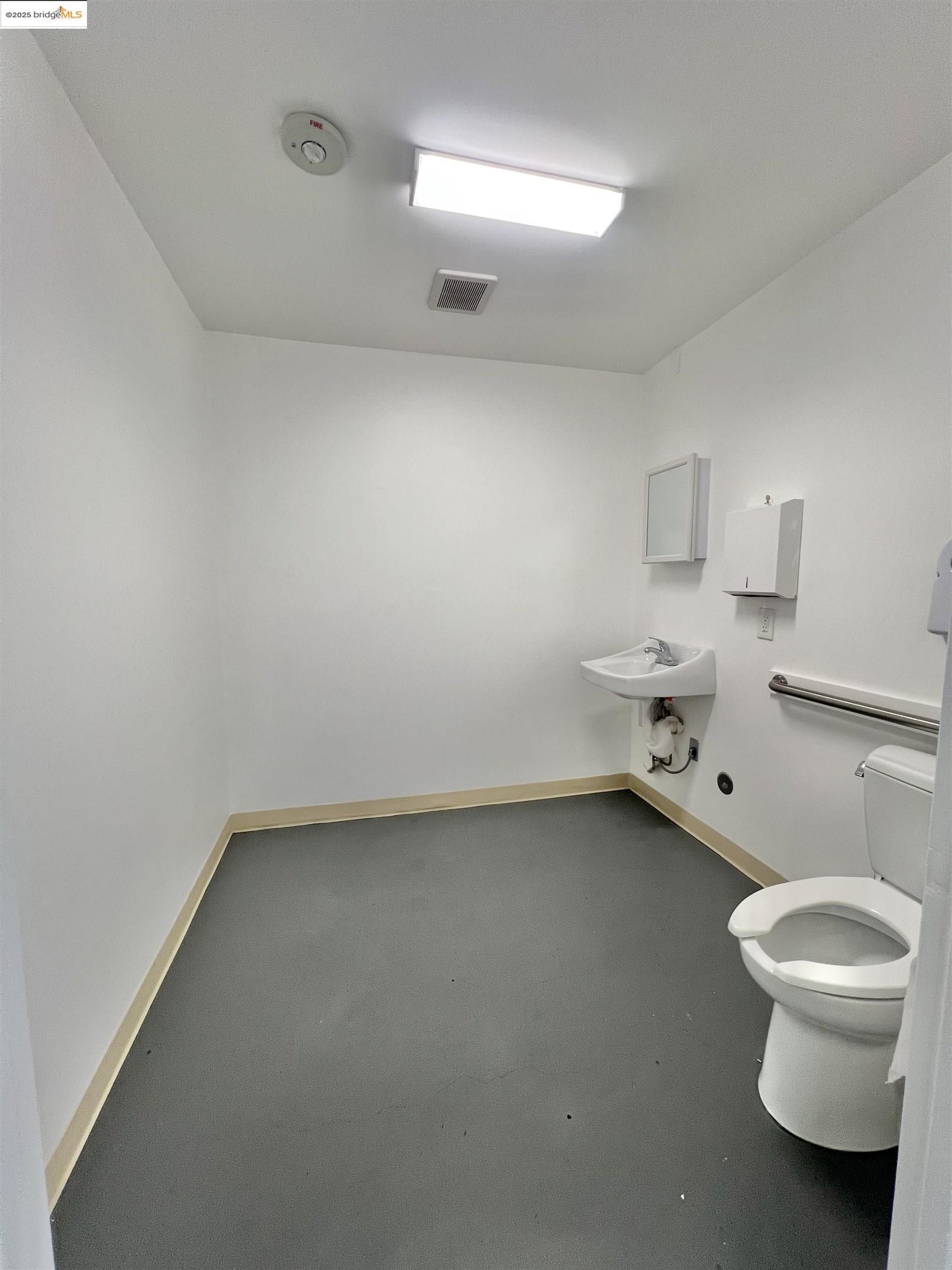 Detail Gallery Image 5 of 8 For 9400 International, Suite B, Oakland,  CA 94603 - – Beds | – Baths