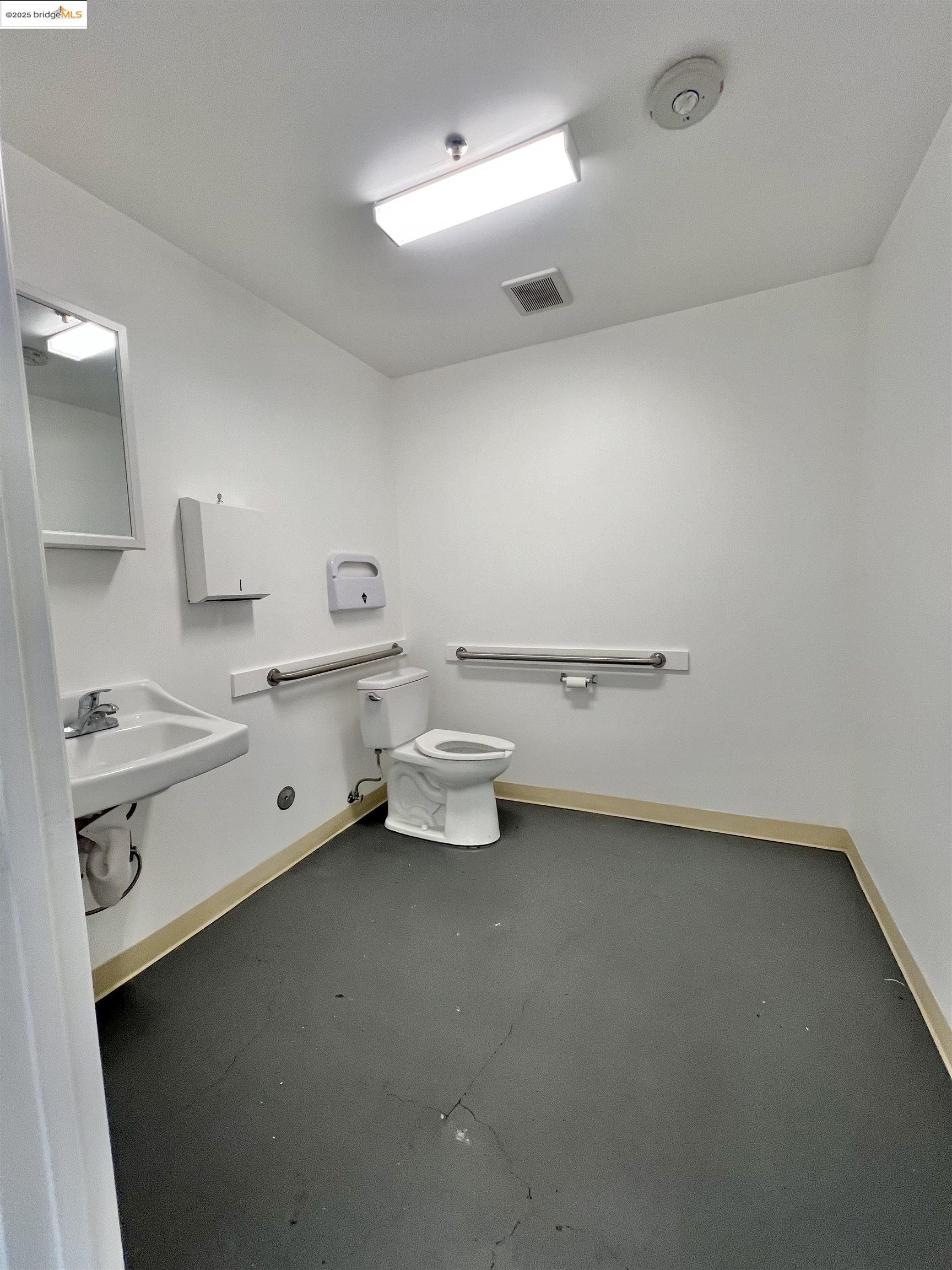Detail Gallery Image 6 of 8 For 9400 International, Suite B, Oakland,  CA 94603 - – Beds | – Baths
