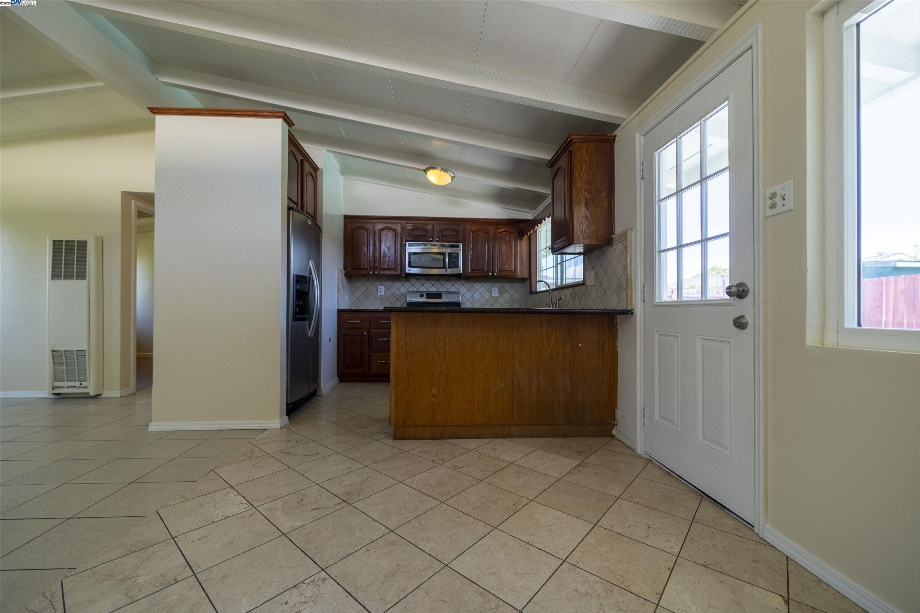 Detail Gallery Image 8 of 27 For 27844 Miami Ave, Hayward,  CA 94545 - 3 Beds | 2 Baths