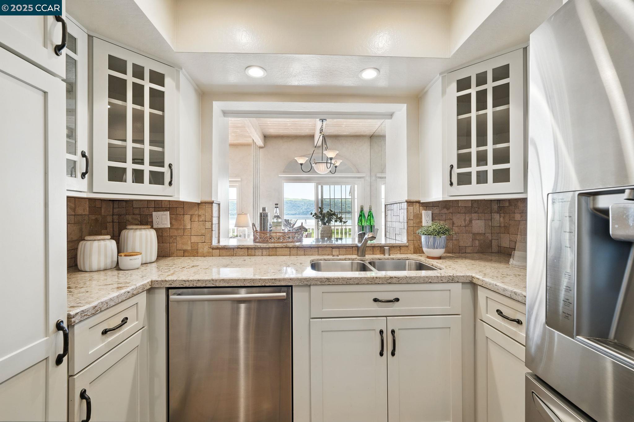 Detail Gallery Image 12 of 35 For 230 E 2nd St, Benicia,  CA 94510 - 3 Beds | 2/1 Baths