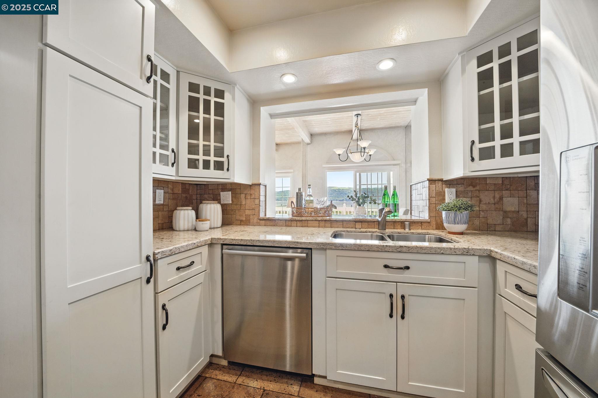 Detail Gallery Image 13 of 35 For 230 E 2nd St, Benicia,  CA 94510 - 3 Beds | 2/1 Baths