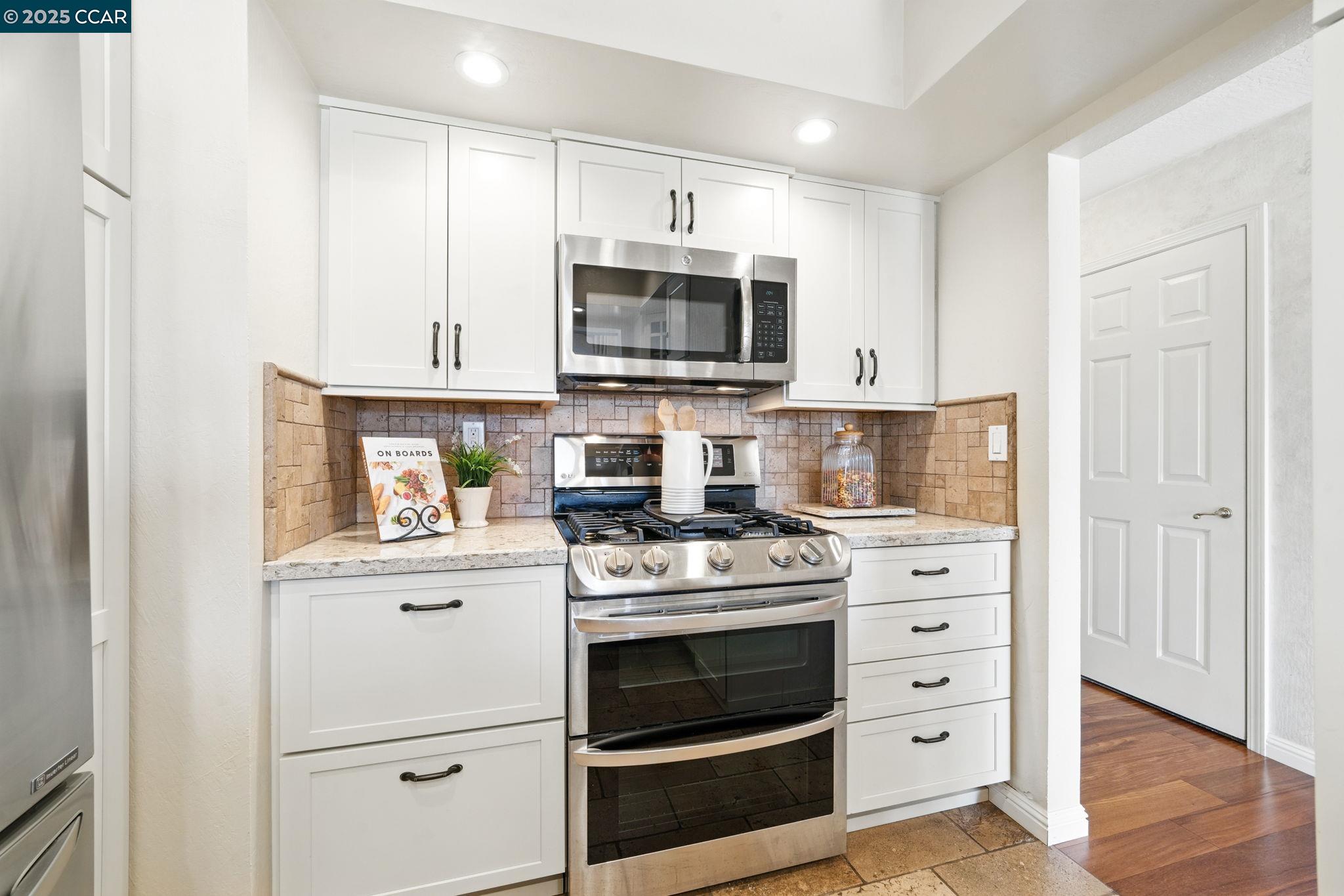 Detail Gallery Image 15 of 35 For 230 E 2nd St, Benicia,  CA 94510 - 3 Beds | 2/1 Baths