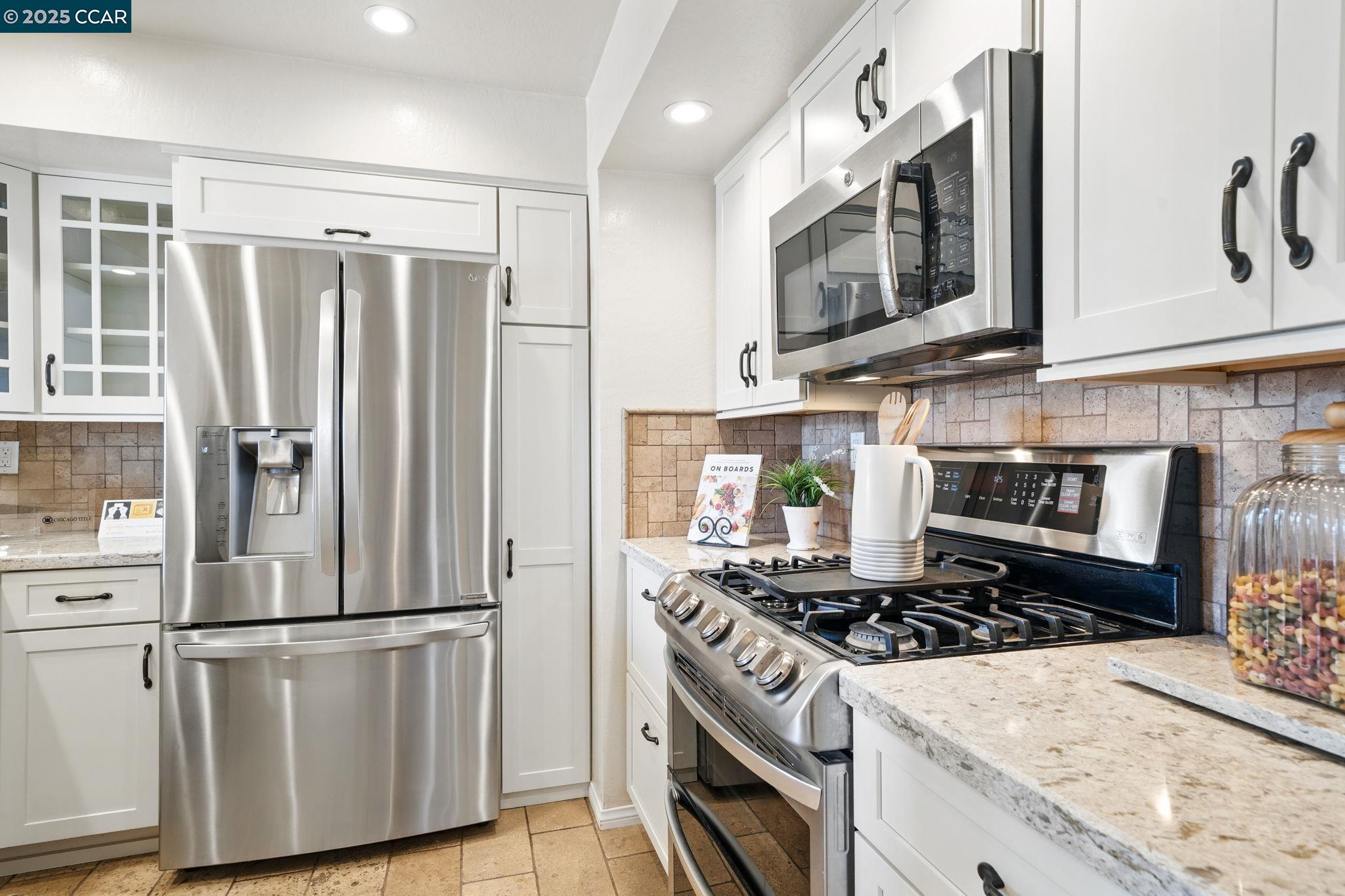 Detail Gallery Image 16 of 35 For 230 E 2nd St, Benicia,  CA 94510 - 3 Beds | 2/1 Baths