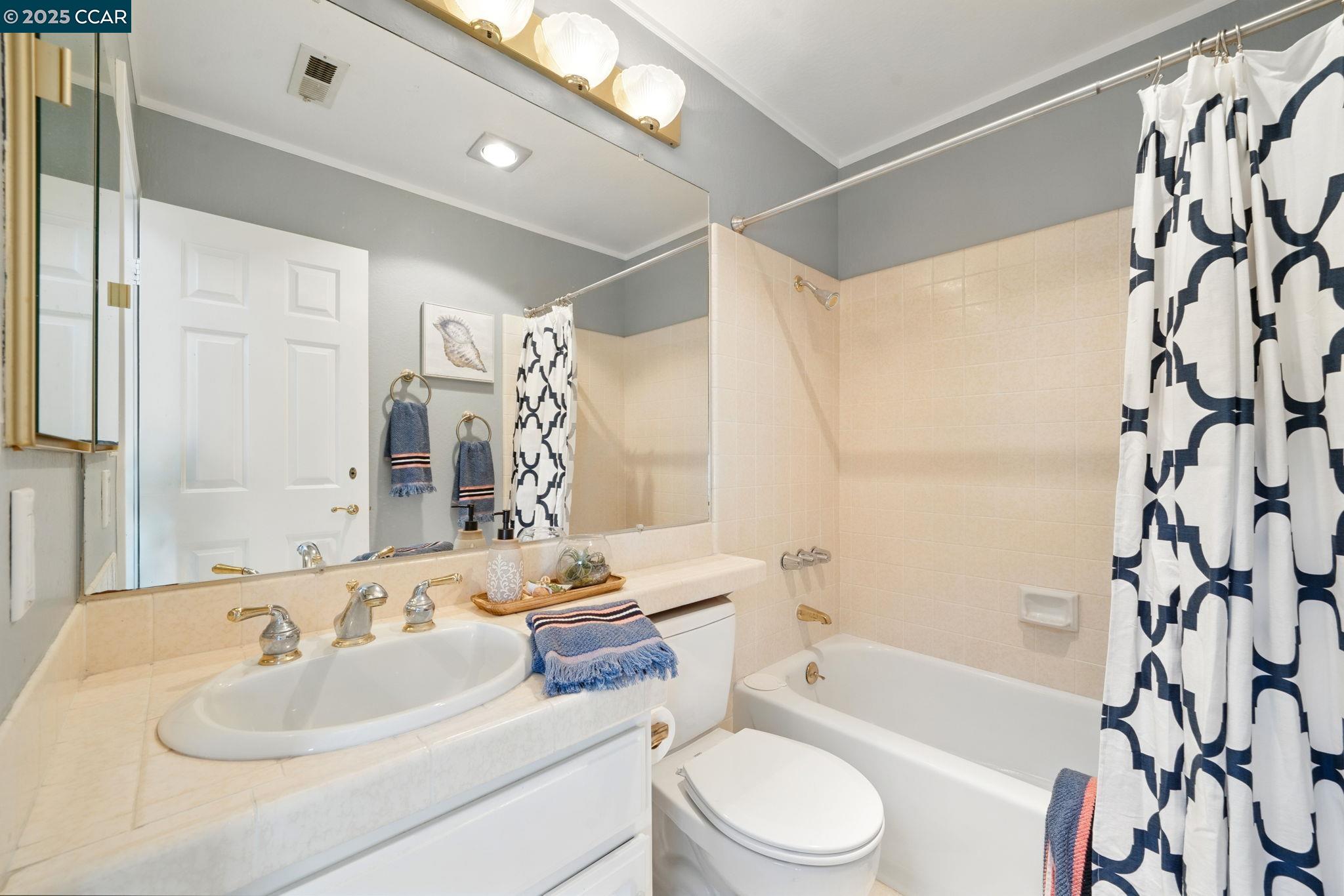 Detail Gallery Image 22 of 35 For 230 E 2nd St, Benicia,  CA 94510 - 3 Beds | 2/1 Baths