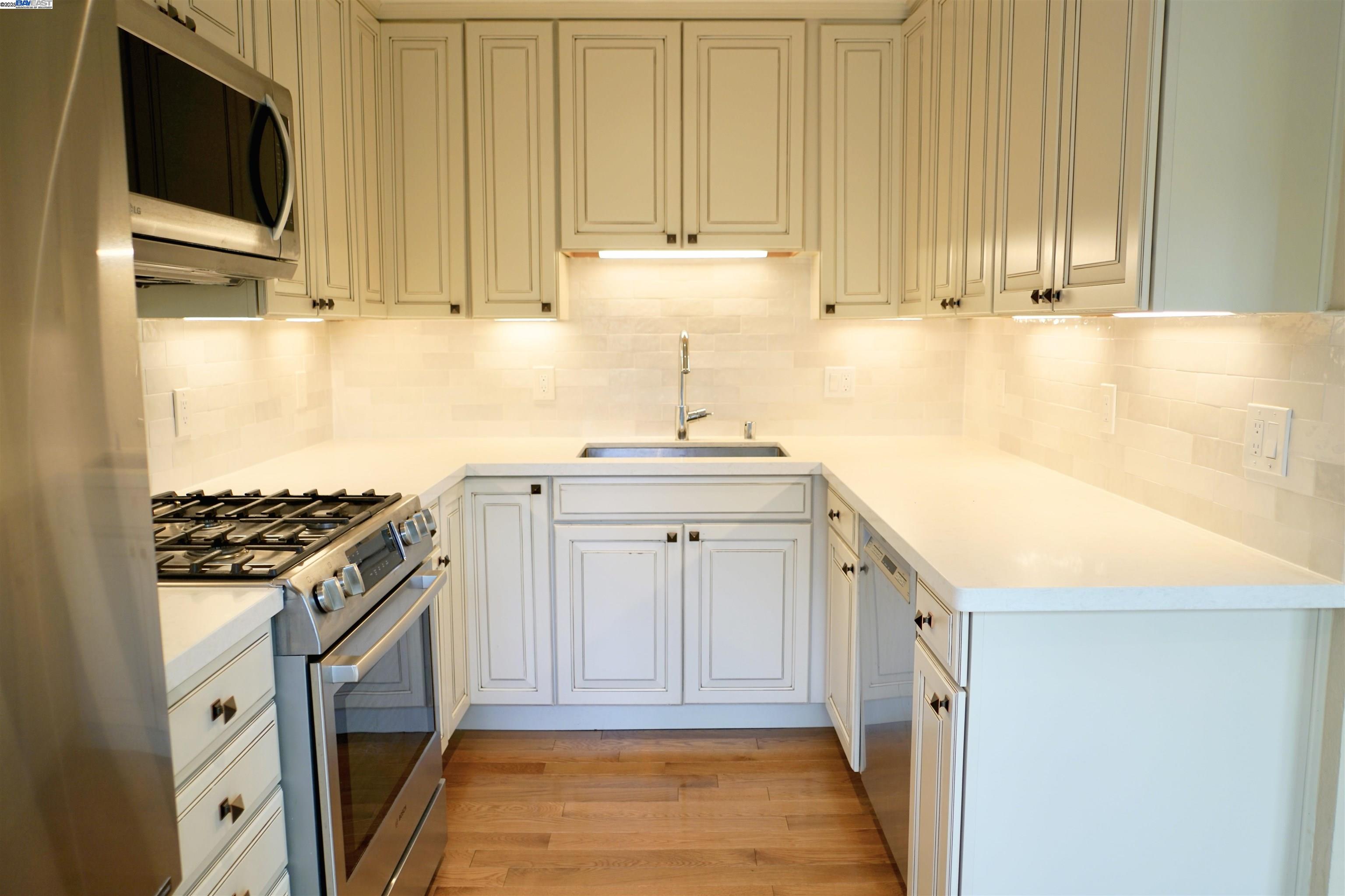 Detail Gallery Image 17 of 34 For 580 Vista Ave, Palo Alto,  CA 94306 - 2 Beds | 1 Baths
