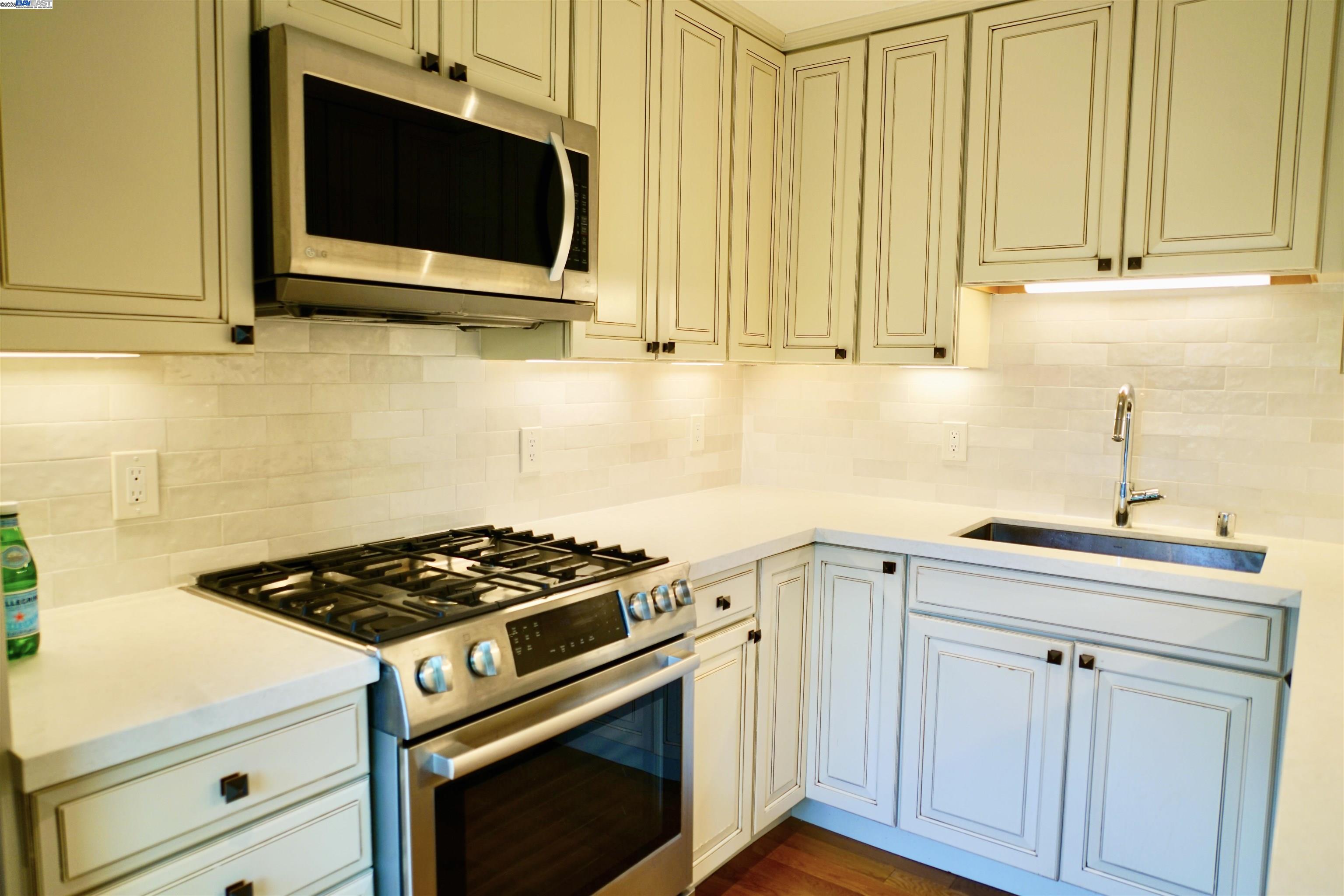 Detail Gallery Image 18 of 34 For 580 Vista Ave, Palo Alto,  CA 94306 - 2 Beds | 1 Baths