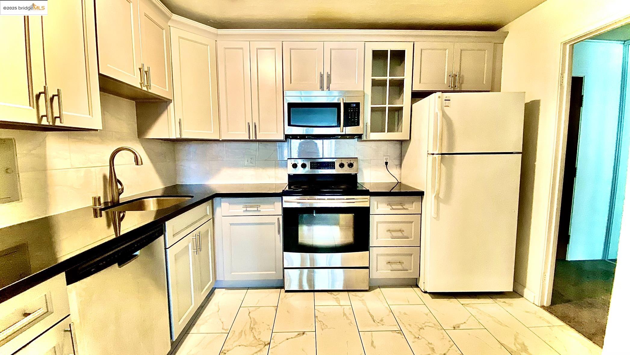 Detail Gallery Image 2 of 5 For 555 Pierce St #524,  Albany,  CA 94706 - 1 Beds | 1 Baths