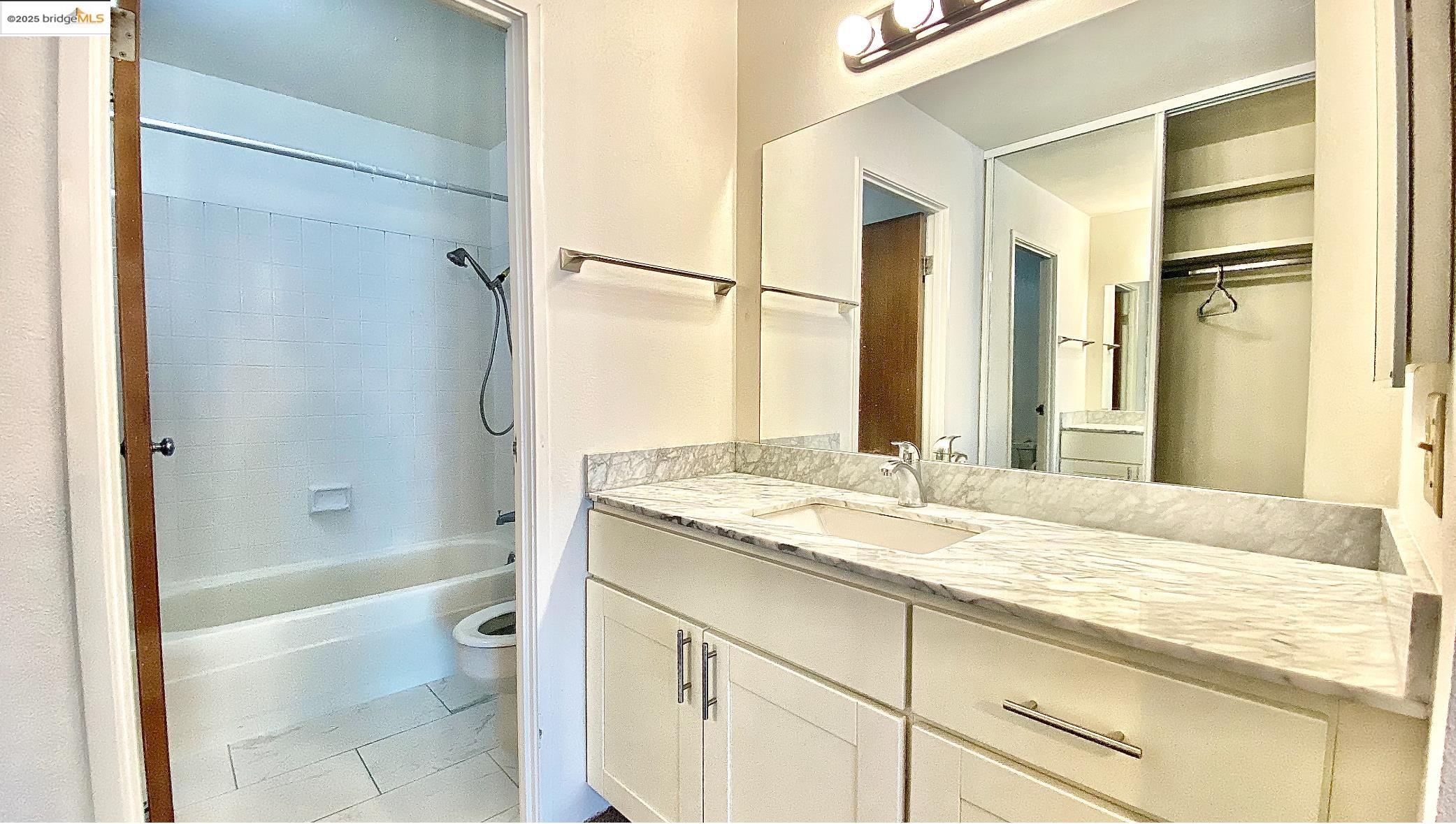 Detail Gallery Image 3 of 5 For 555 Pierce St #524,  Albany,  CA 94706 - 1 Beds | 1 Baths
