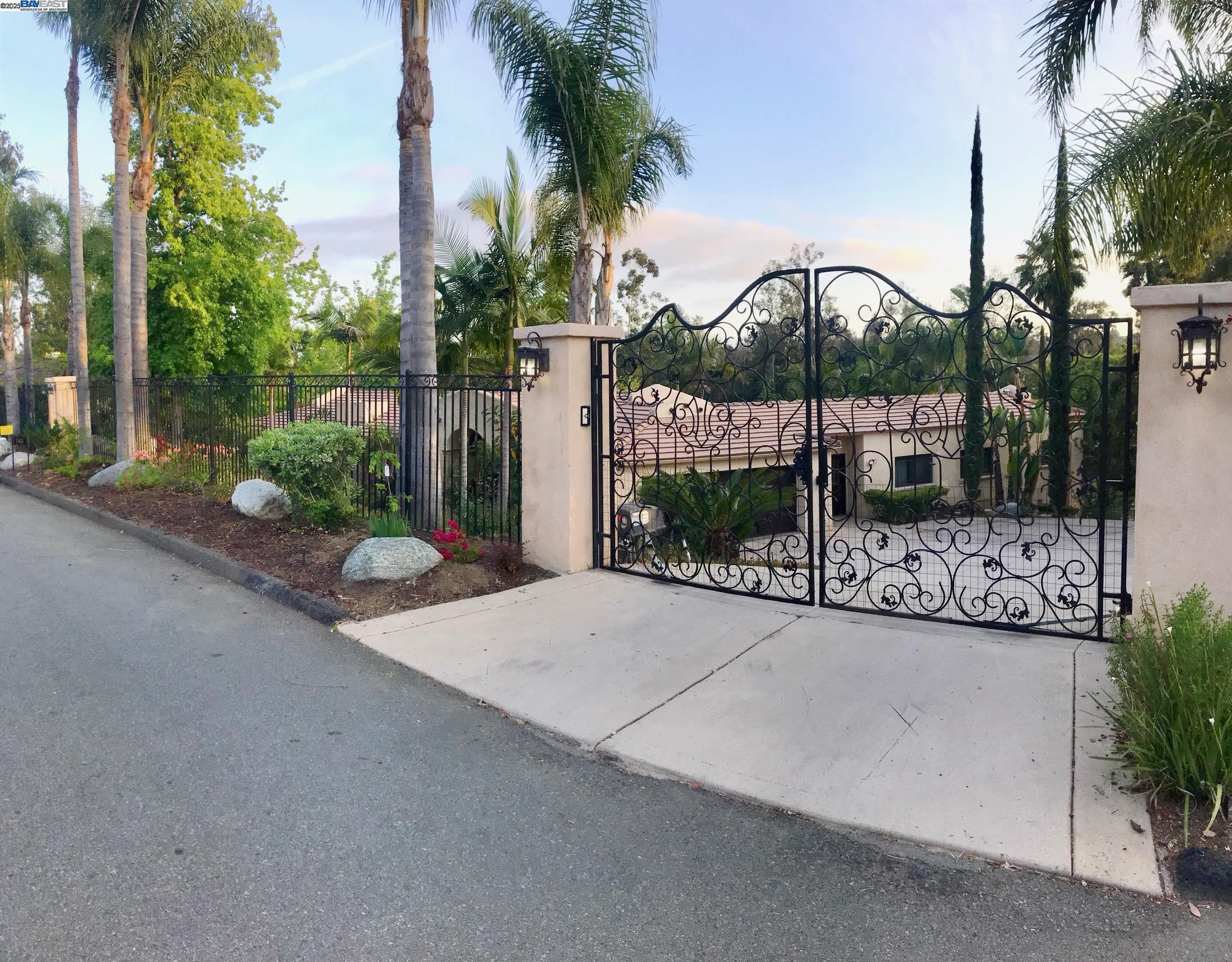 Detail Gallery Image 1 of 1 For 17448 via Cuatro Caminos, –,  CA 92067 - 3 Beds | 4 Baths