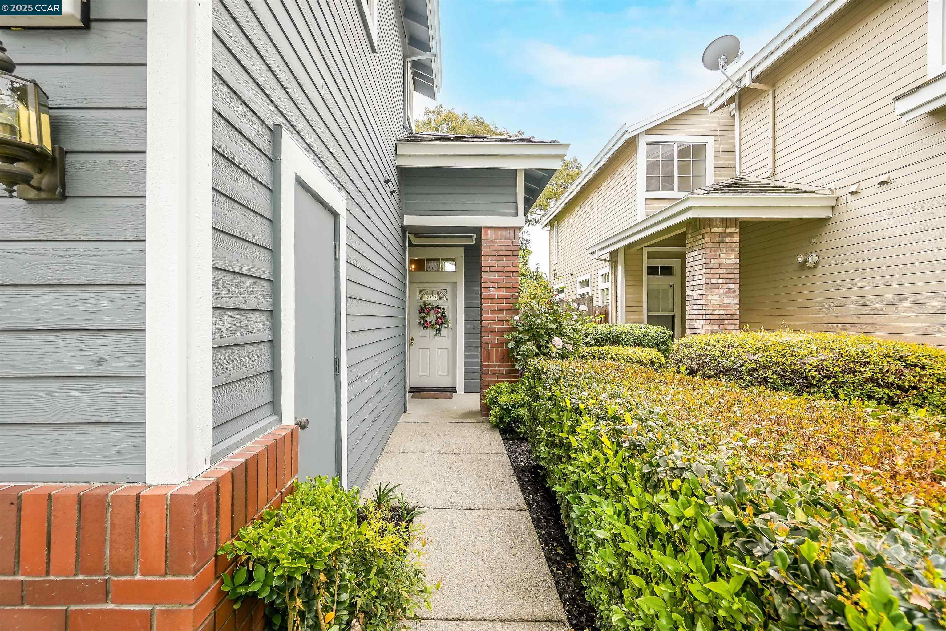 Detail Gallery Image 2 of 42 For 266 Scotts Vly, Hercules,  CA 94547 - 3 Beds | 2/1 Baths