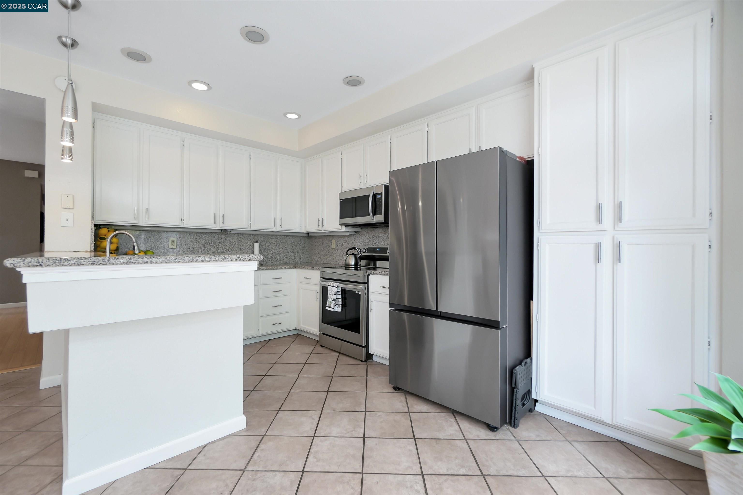 Detail Gallery Image 13 of 42 For 266 Scotts Vly, Hercules,  CA 94547 - 3 Beds | 2/1 Baths