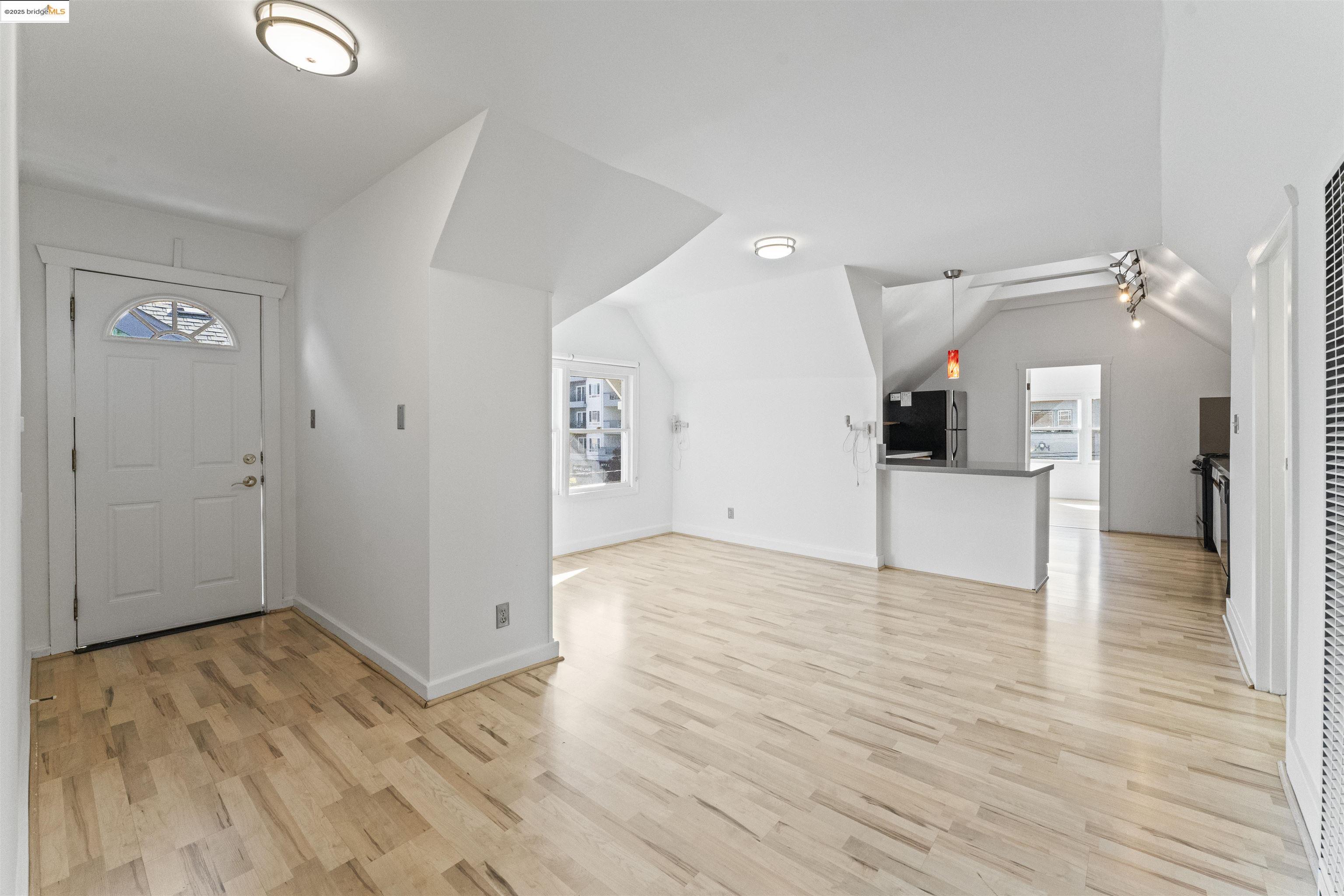 372 Santa Clara Ave, Oakland, California 94610, ,Residential Income,For Sale,372 Santa Clara Ave,41092341