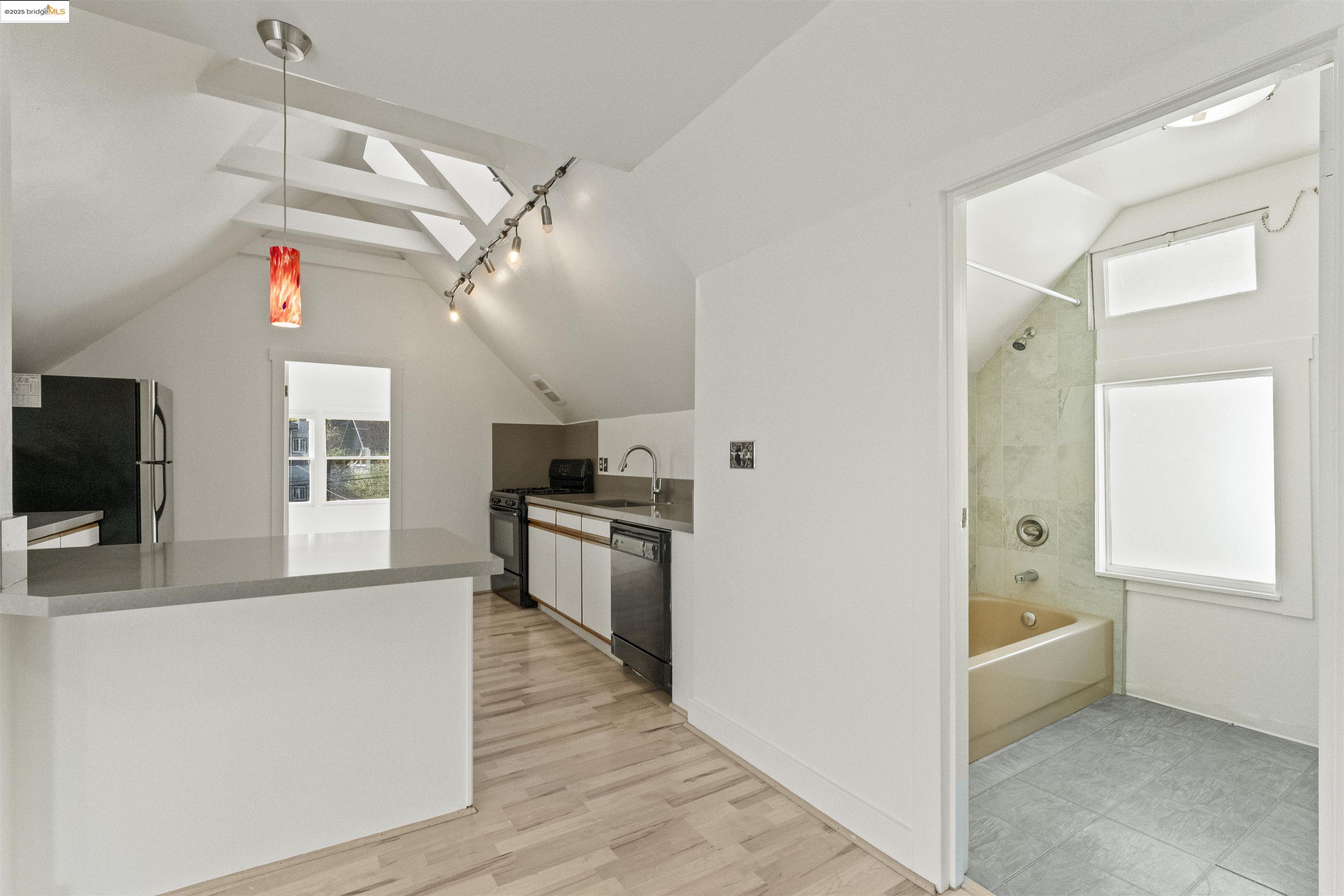 372 Santa Clara Ave, Oakland, California 94610, ,Residential Income,For Sale,372 Santa Clara Ave,41092341
