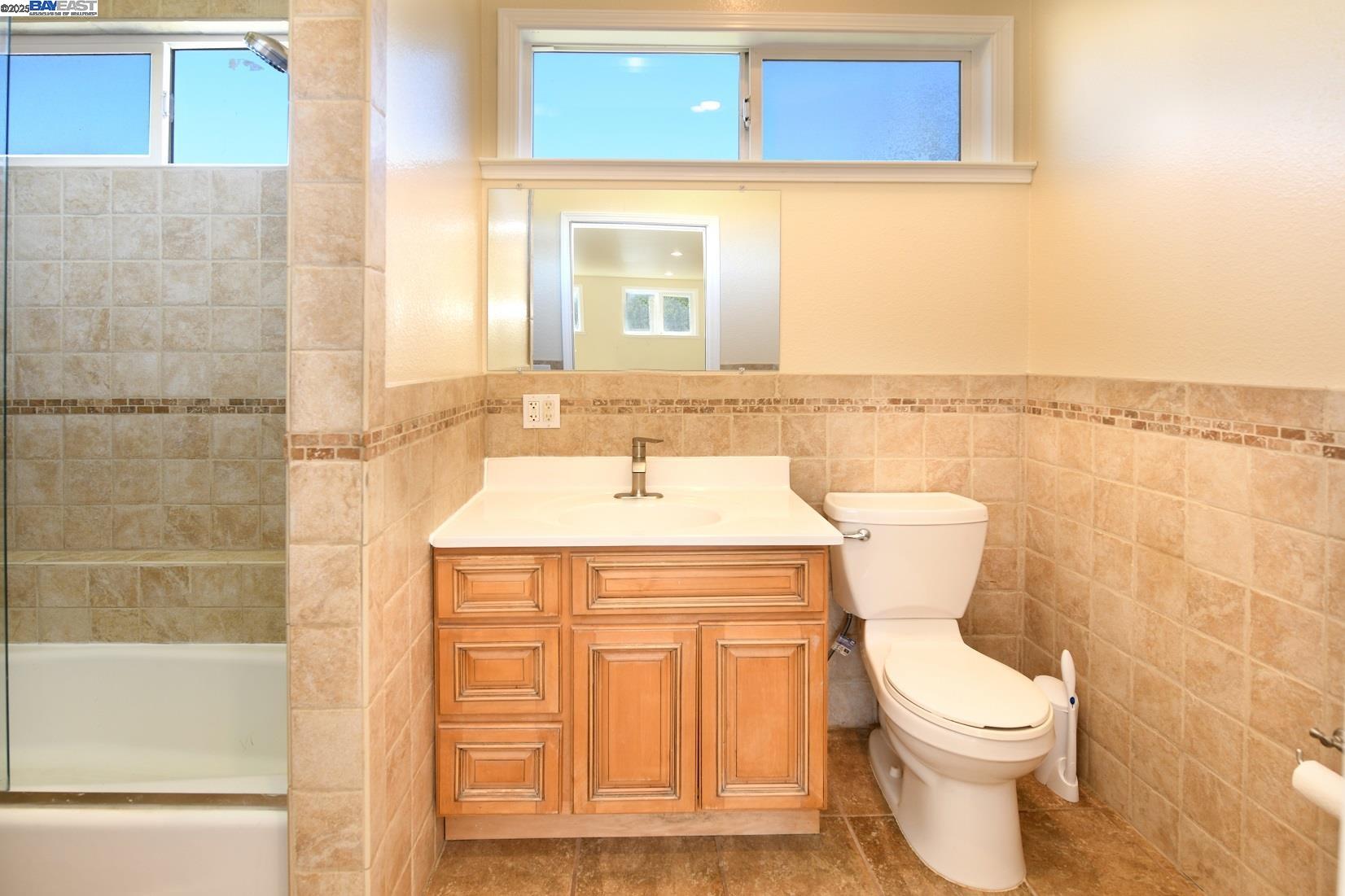 Detail Gallery Image 15 of 31 For 4661 Canyon Rd, El Sobrante,  CA 94803 - 3 Beds | 2 Baths