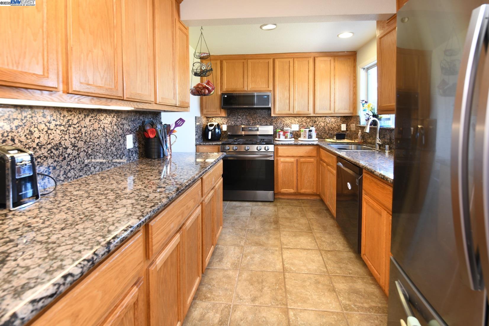 Detail Gallery Image 4 of 31 For 4661 Canyon Rd, El Sobrante,  CA 94803 - 3 Beds | 2 Baths