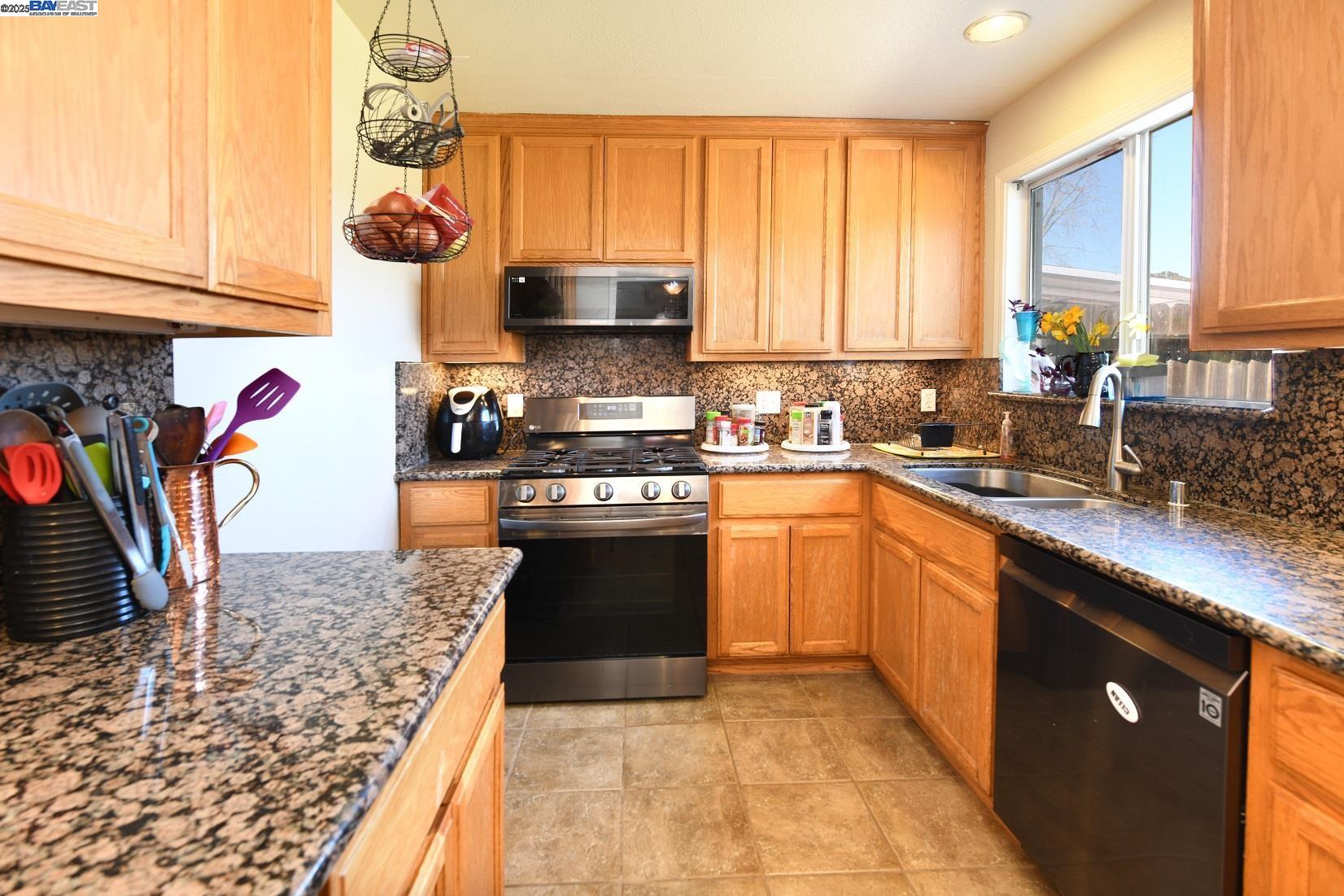 Detail Gallery Image 5 of 31 For 4661 Canyon Rd, El Sobrante,  CA 94803 - 3 Beds | 2 Baths
