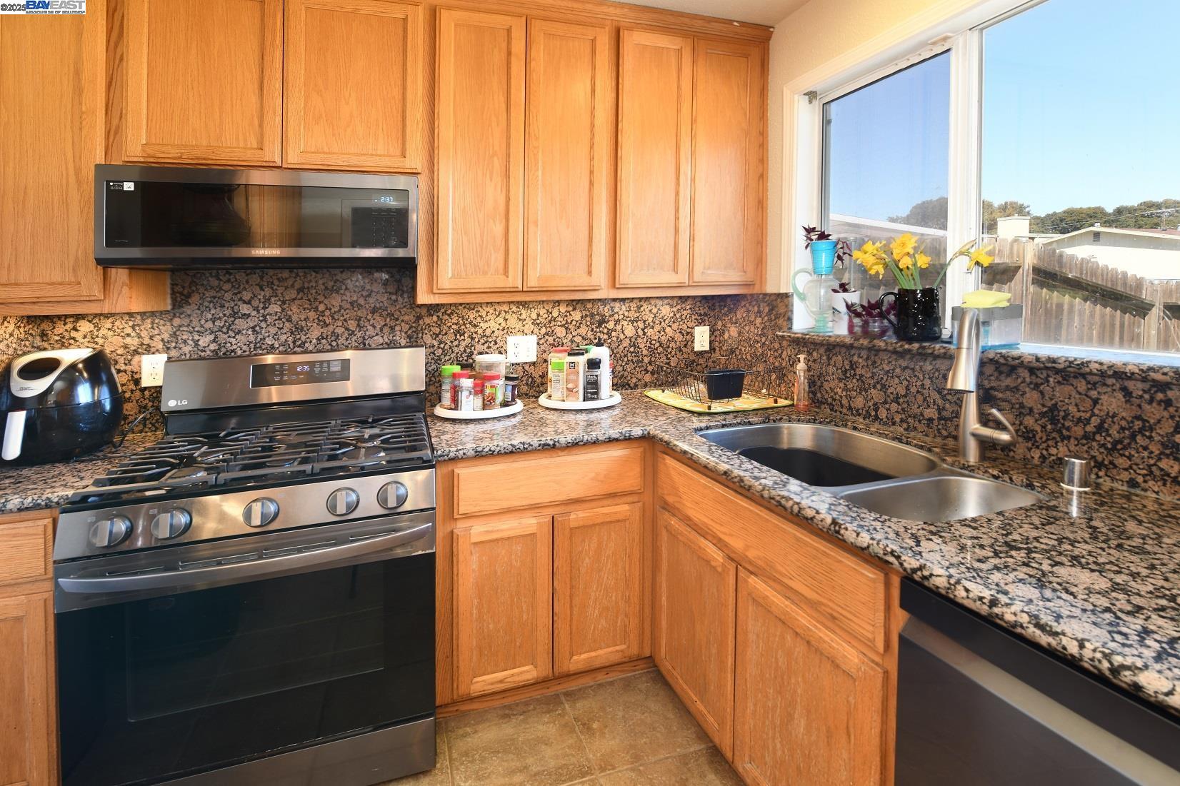 Detail Gallery Image 6 of 31 For 4661 Canyon Rd, El Sobrante,  CA 94803 - 3 Beds | 2 Baths