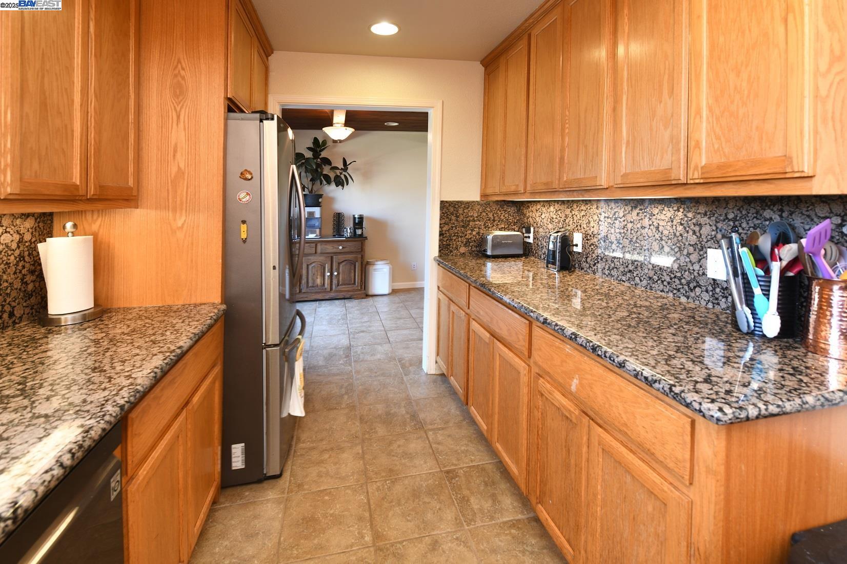 Detail Gallery Image 7 of 31 For 4661 Canyon Rd, El Sobrante,  CA 94803 - 3 Beds | 2 Baths