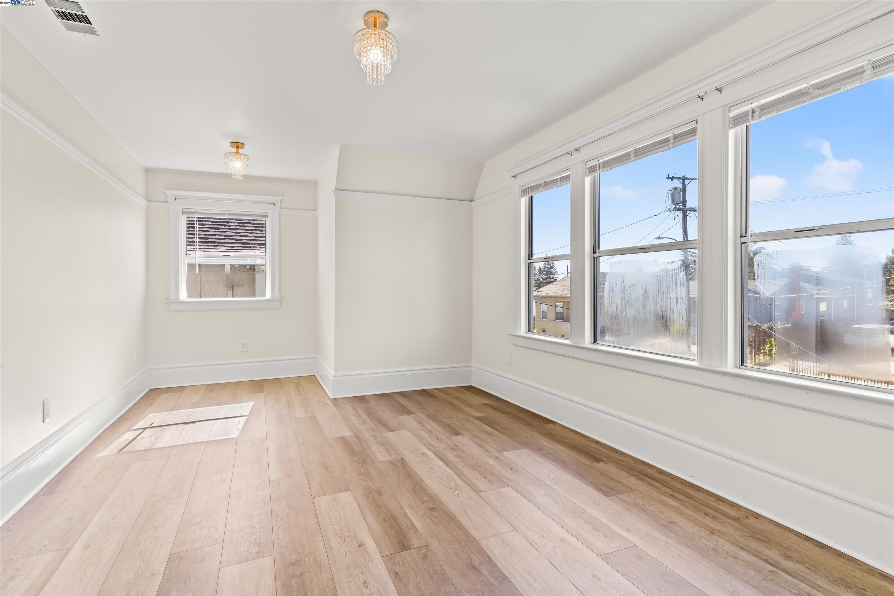 Detail Gallery Image 11 of 37 For 1206 E 23rd St, Oakland,  CA 94606 - 6 Beds | 3/1 Baths