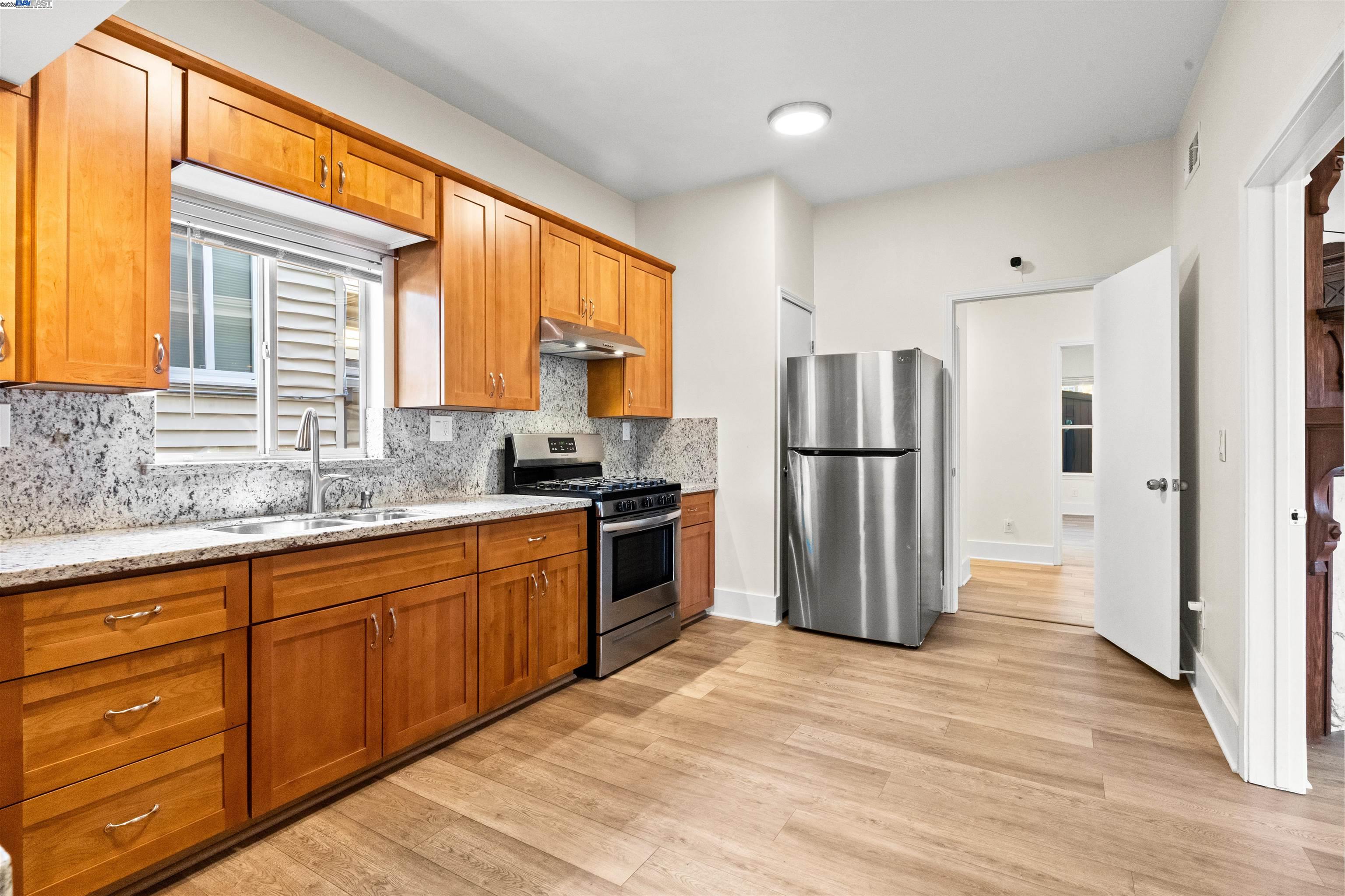 Detail Gallery Image 12 of 37 For 1206 E 23rd St, Oakland,  CA 94606 - 6 Beds | 3/1 Baths