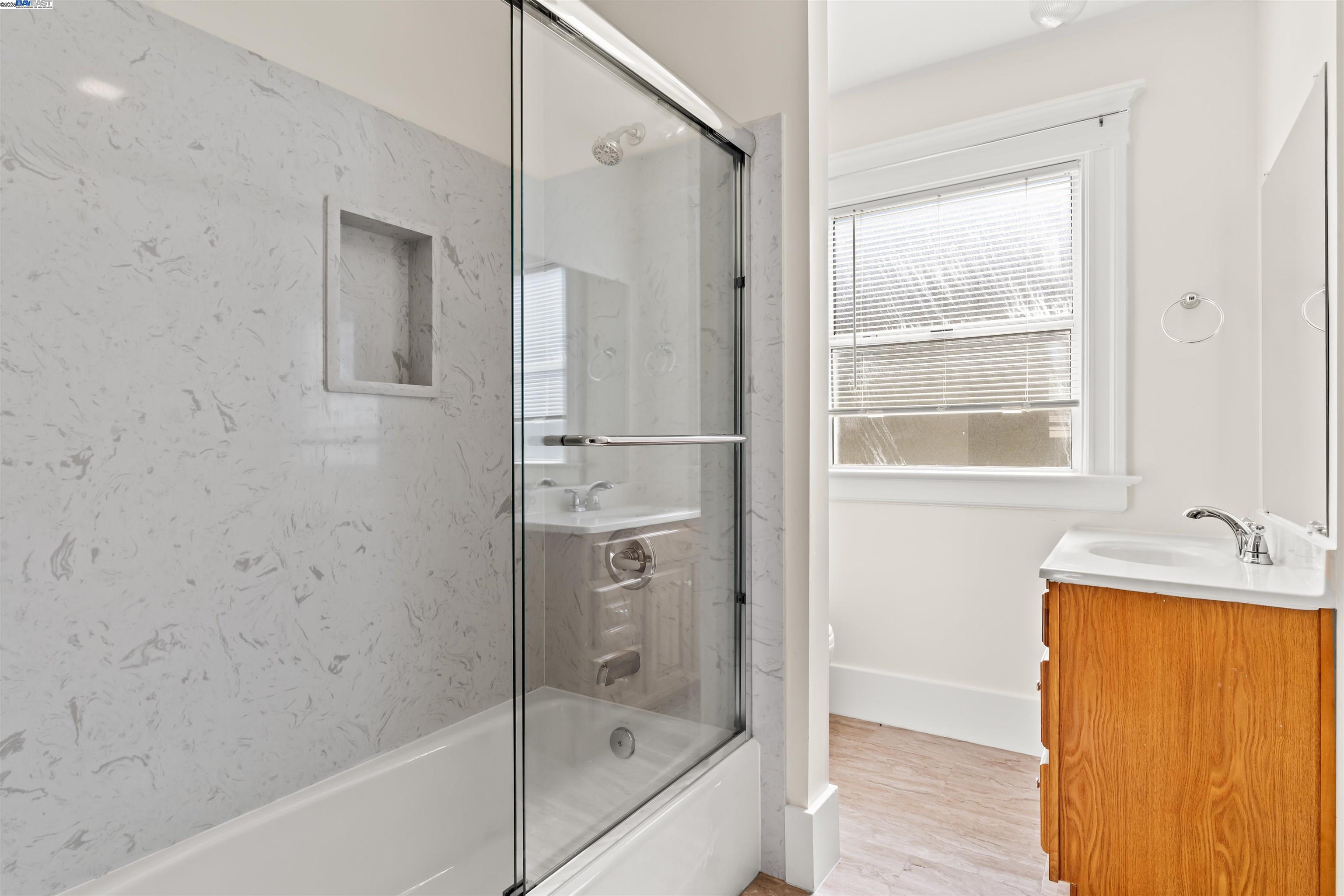 Detail Gallery Image 22 of 37 For 1206 E 23rd St, Oakland,  CA 94606 - 6 Beds | 3/1 Baths
