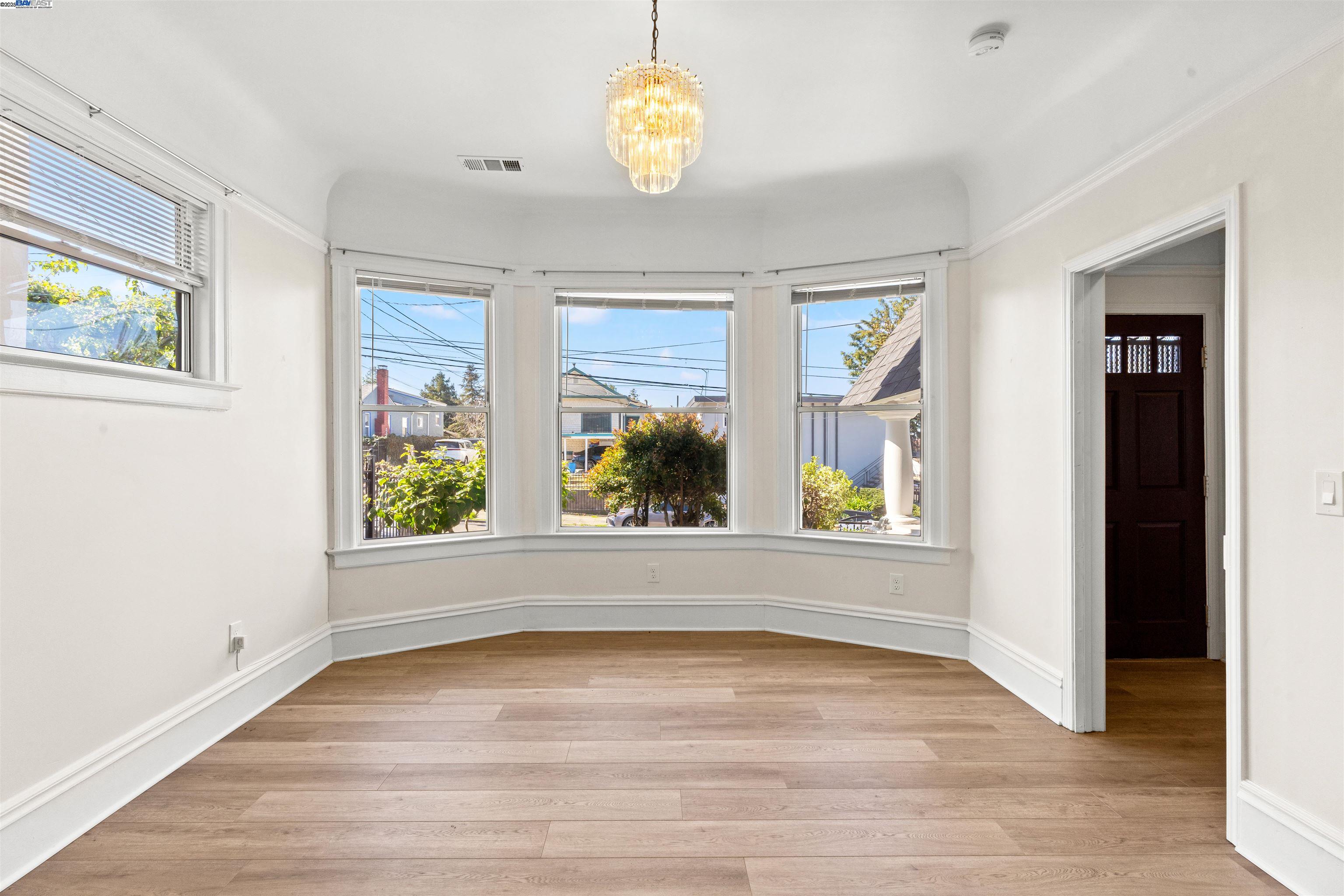 Detail Gallery Image 8 of 37 For 1206 E 23rd St, Oakland,  CA 94606 - 6 Beds | 3/1 Baths