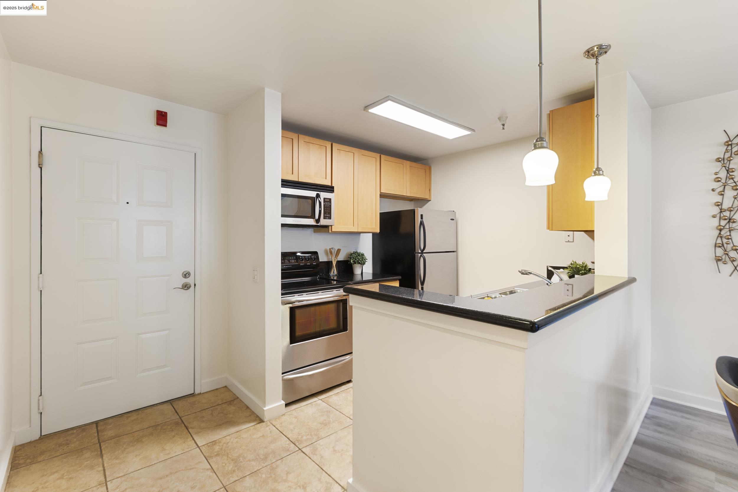 Detail Gallery Image 14 of 38 For 6400 Christie Avenue #1211,  Emeryville,  CA 92608-1011 - 0 Beds | 1 Baths
