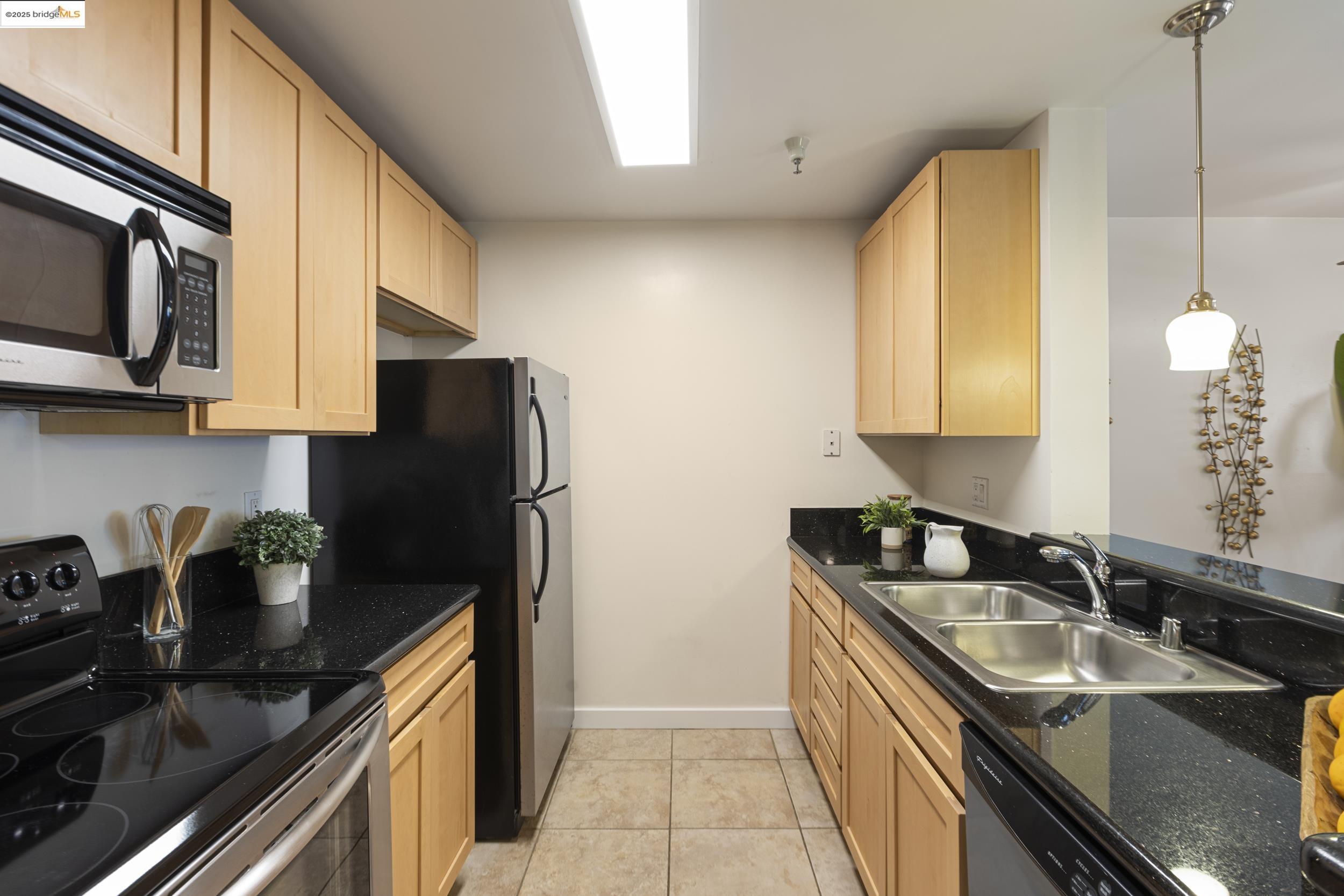 Detail Gallery Image 16 of 38 For 6400 Christie Avenue #1211,  Emeryville,  CA 92608-1011 - 0 Beds | 1 Baths