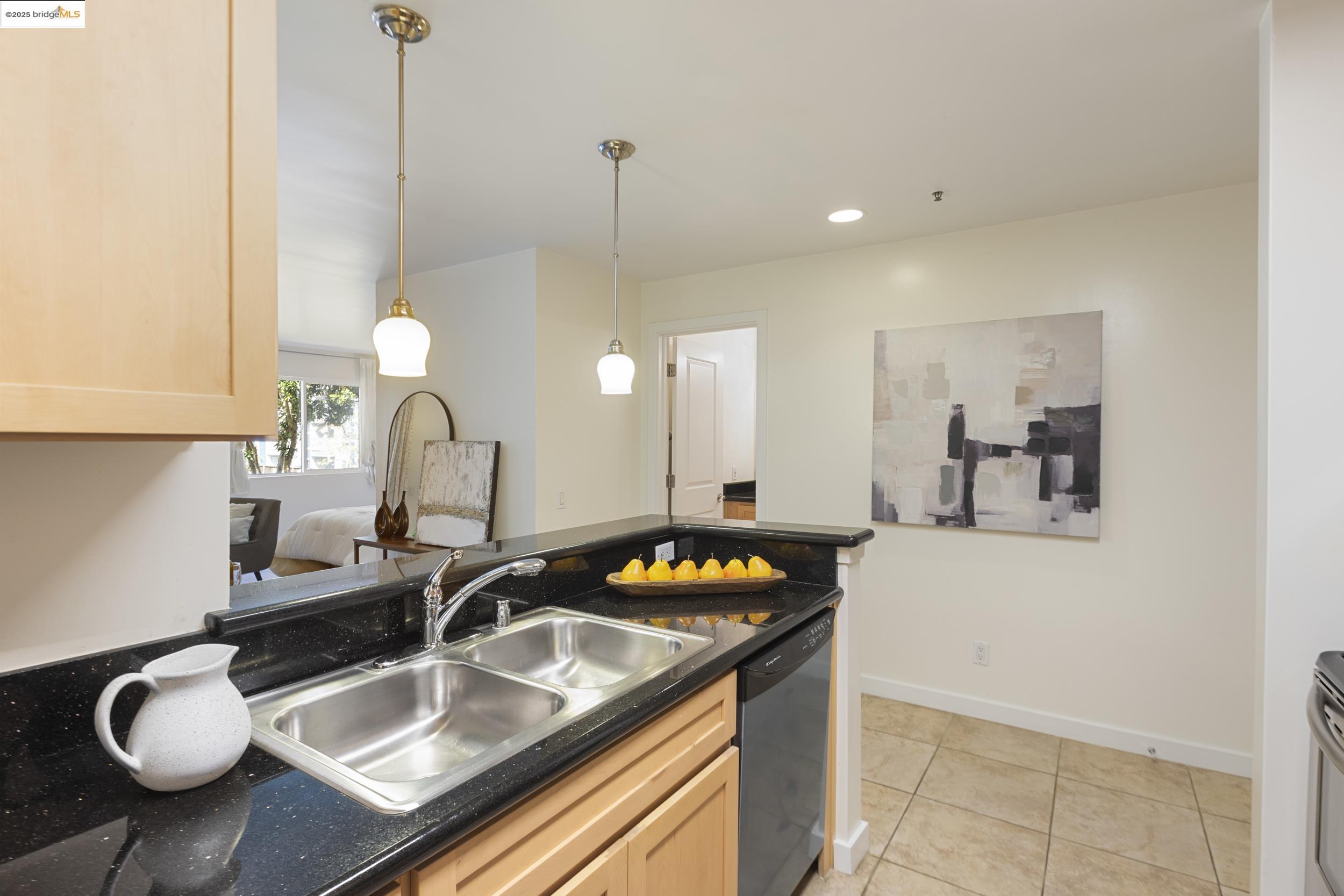 Detail Gallery Image 17 of 38 For 6400 Christie Avenue #1211,  Emeryville,  CA 92608-1011 - 0 Beds | 1 Baths