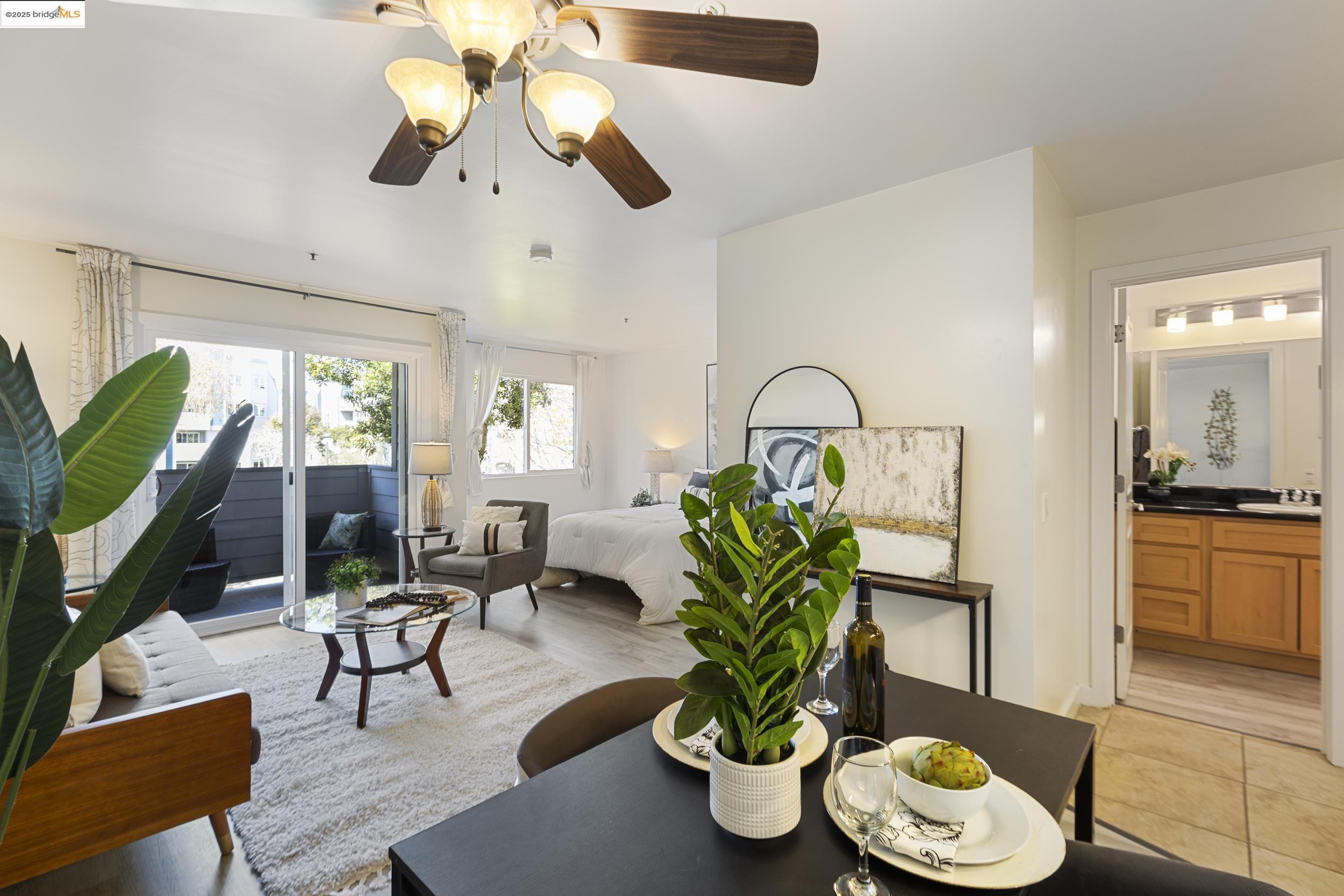 Detail Gallery Image 4 of 38 For 6400 Christie Avenue #1211,  Emeryville,  CA 92608-1011 - 0 Beds | 1 Baths