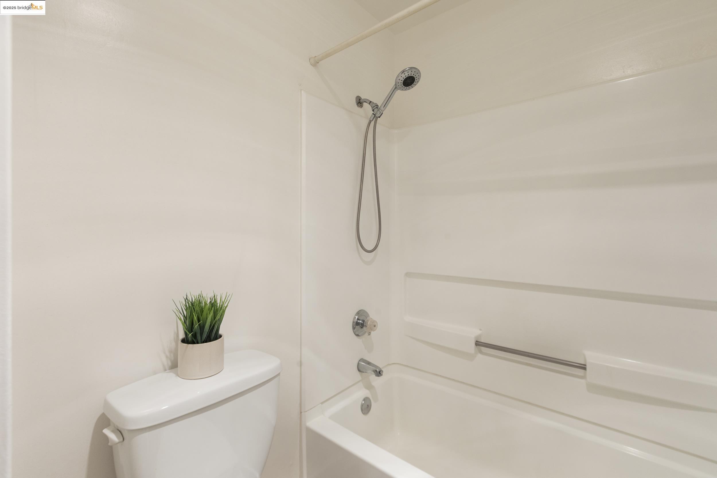 Detail Gallery Image 9 of 38 For 6400 Christie Avenue #1211,  Emeryville,  CA 92608-1011 - 0 Beds | 1 Baths