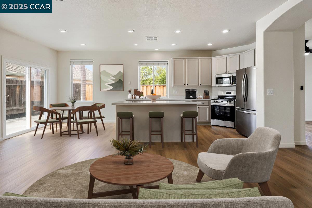 Detail Gallery Image 4 of 20 For 1499 Cindy Way, Tracy,  CA 95377 - 4 Beds | 2 Baths