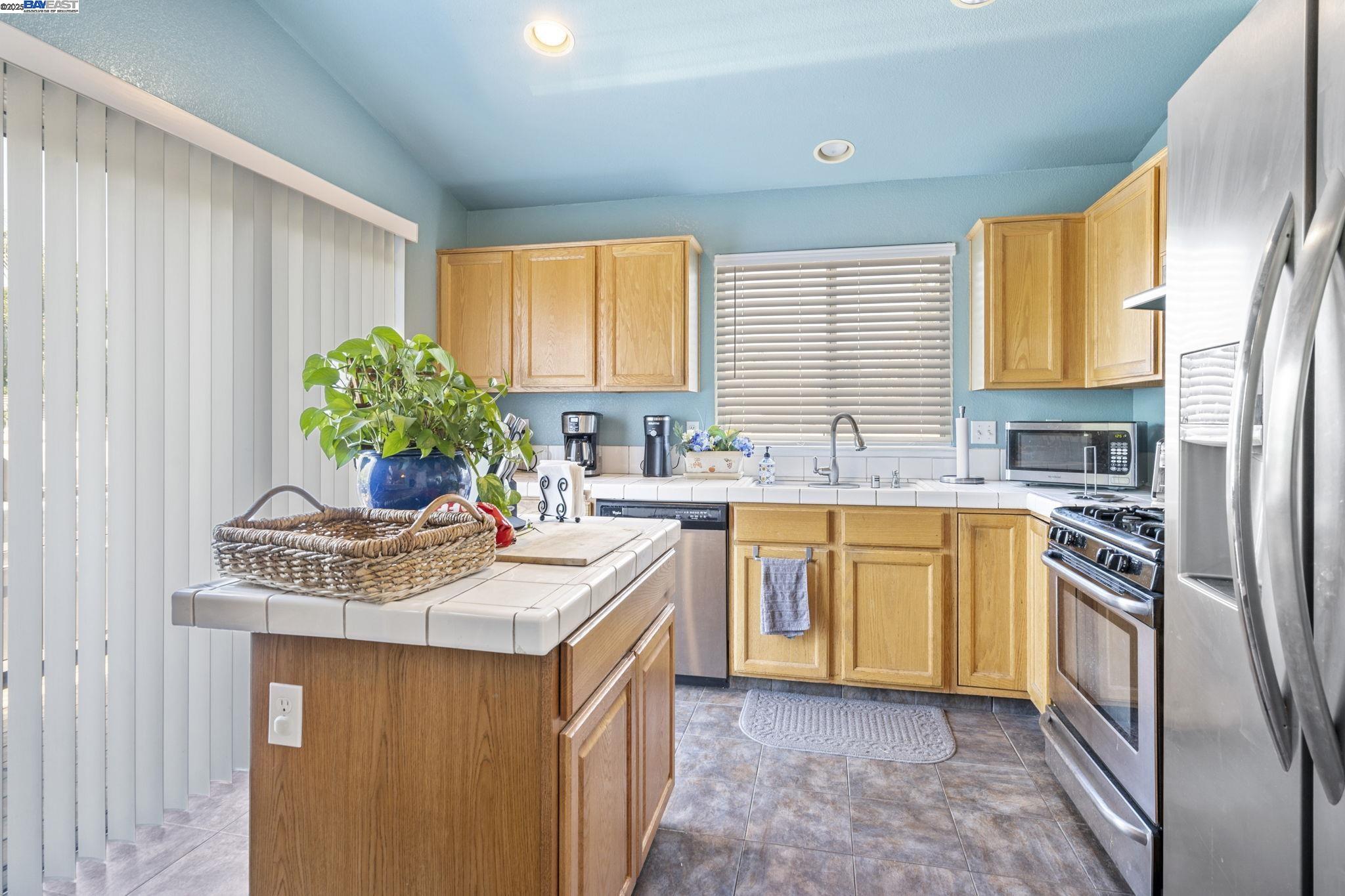 Detail Gallery Image 16 of 36 For 1931 Diamond Oak Way, Manteca,  CA 95336 - 4 Beds | 3 Baths