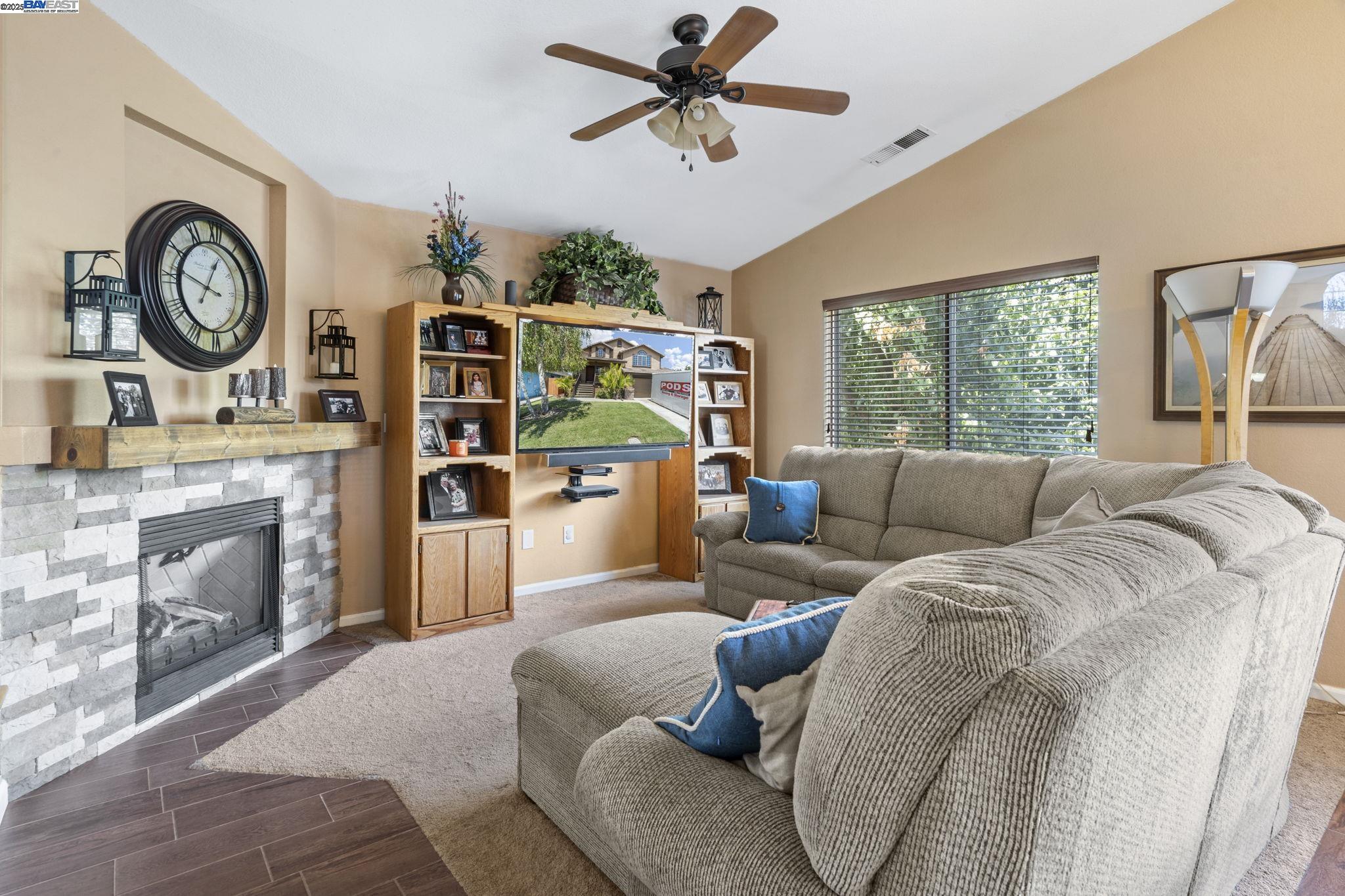 Detail Gallery Image 8 of 36 For 1931 Diamond Oak Way, Manteca,  CA 95336 - 4 Beds | 3 Baths