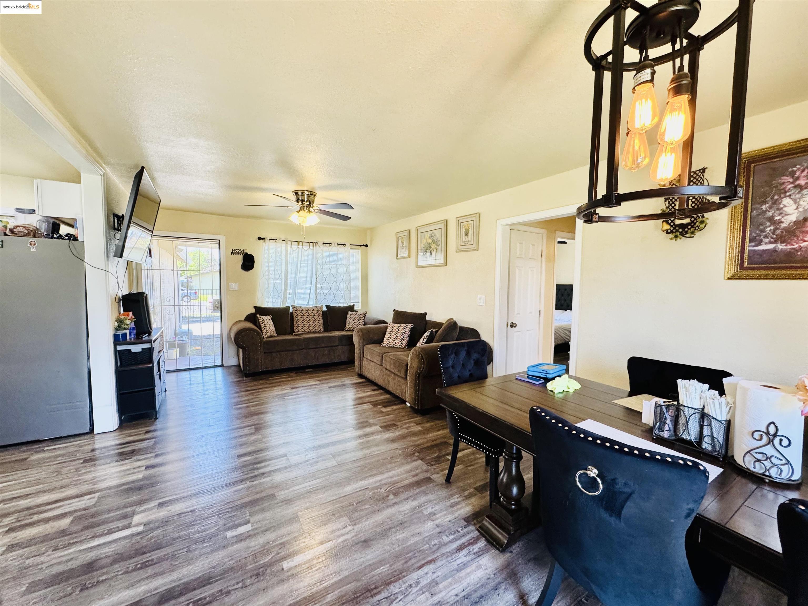 Detail Gallery Image 4 of 11 For 2012 S American St, Stockton,  CA 95206 - 3 Beds | 1 Baths