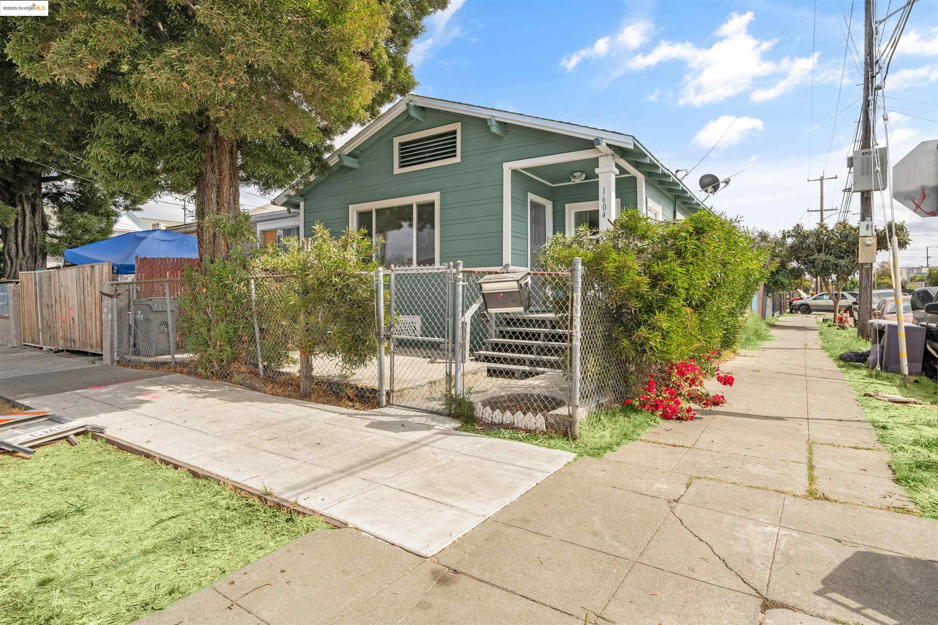 Detail Gallery Image 1 of 22 For 1604 57th Ave, Oakland,  CA 94621 - 2 Beds | 1 Baths