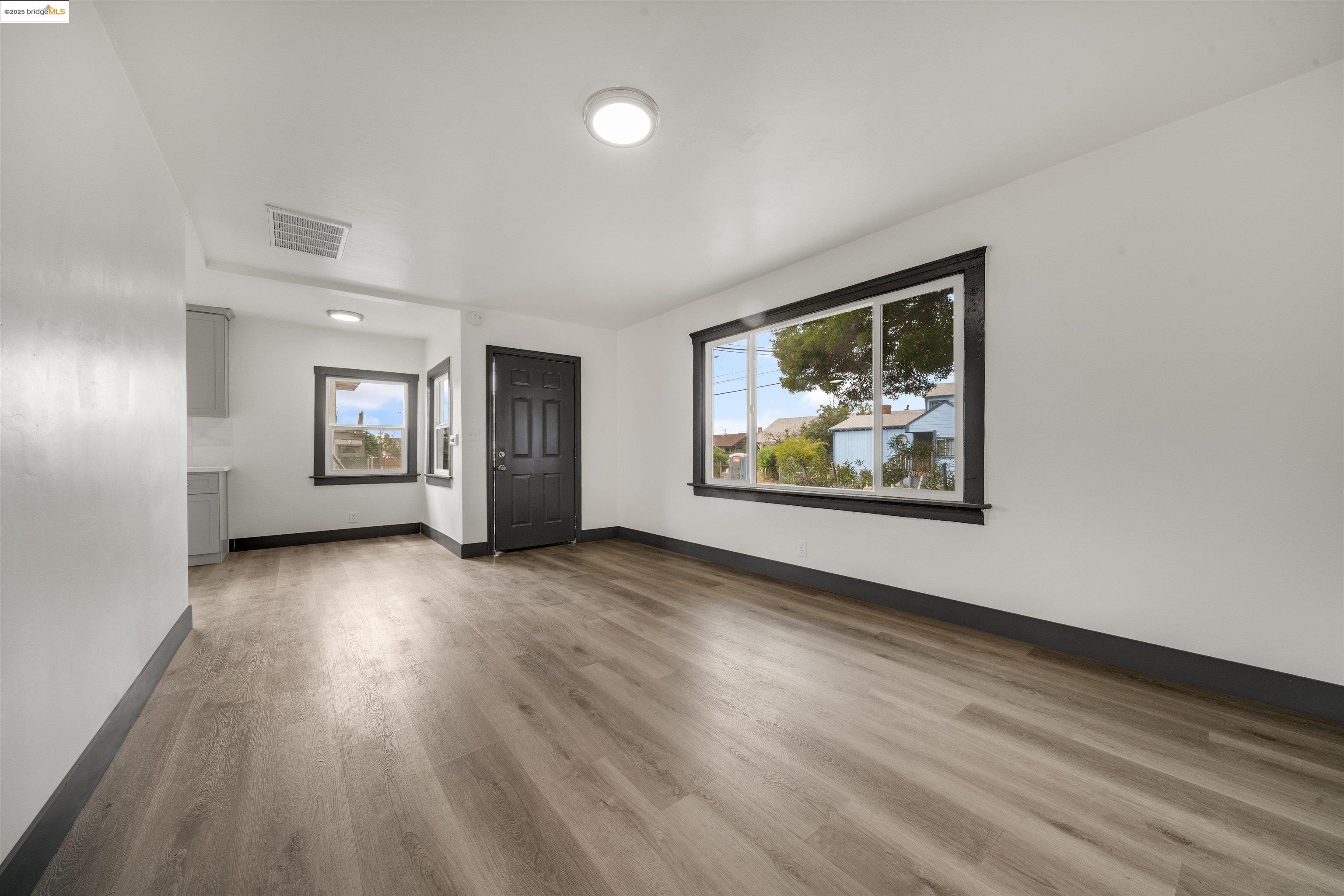Detail Gallery Image 2 of 22 For 1604 57th Ave, Oakland,  CA 94621 - 2 Beds | 1 Baths