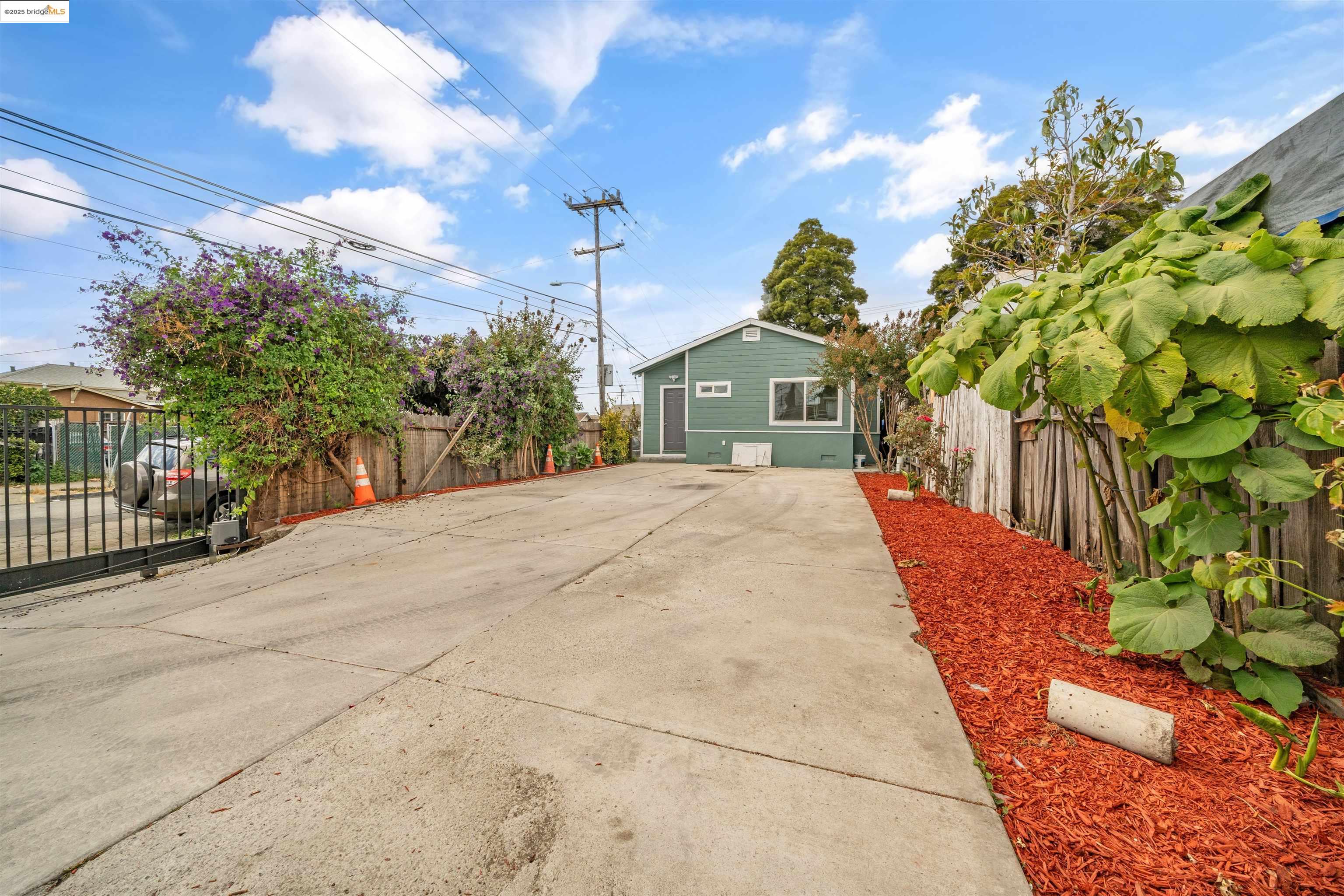 Detail Gallery Image 20 of 22 For 1604 57th Ave, Oakland,  CA 94621 - 2 Beds | 1 Baths