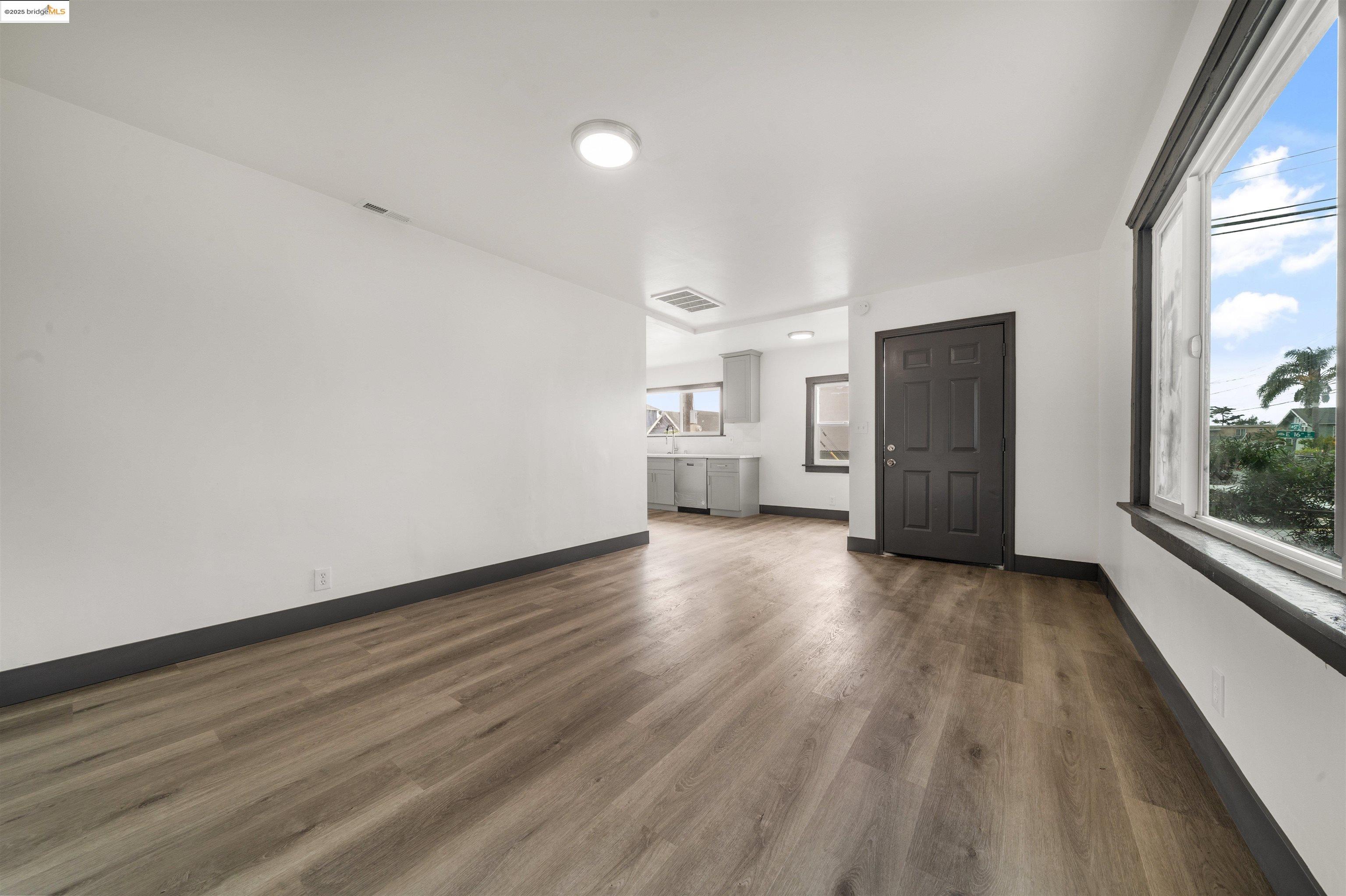 Detail Gallery Image 3 of 22 For 1604 57th Ave, Oakland,  CA 94621 - 2 Beds | 1 Baths