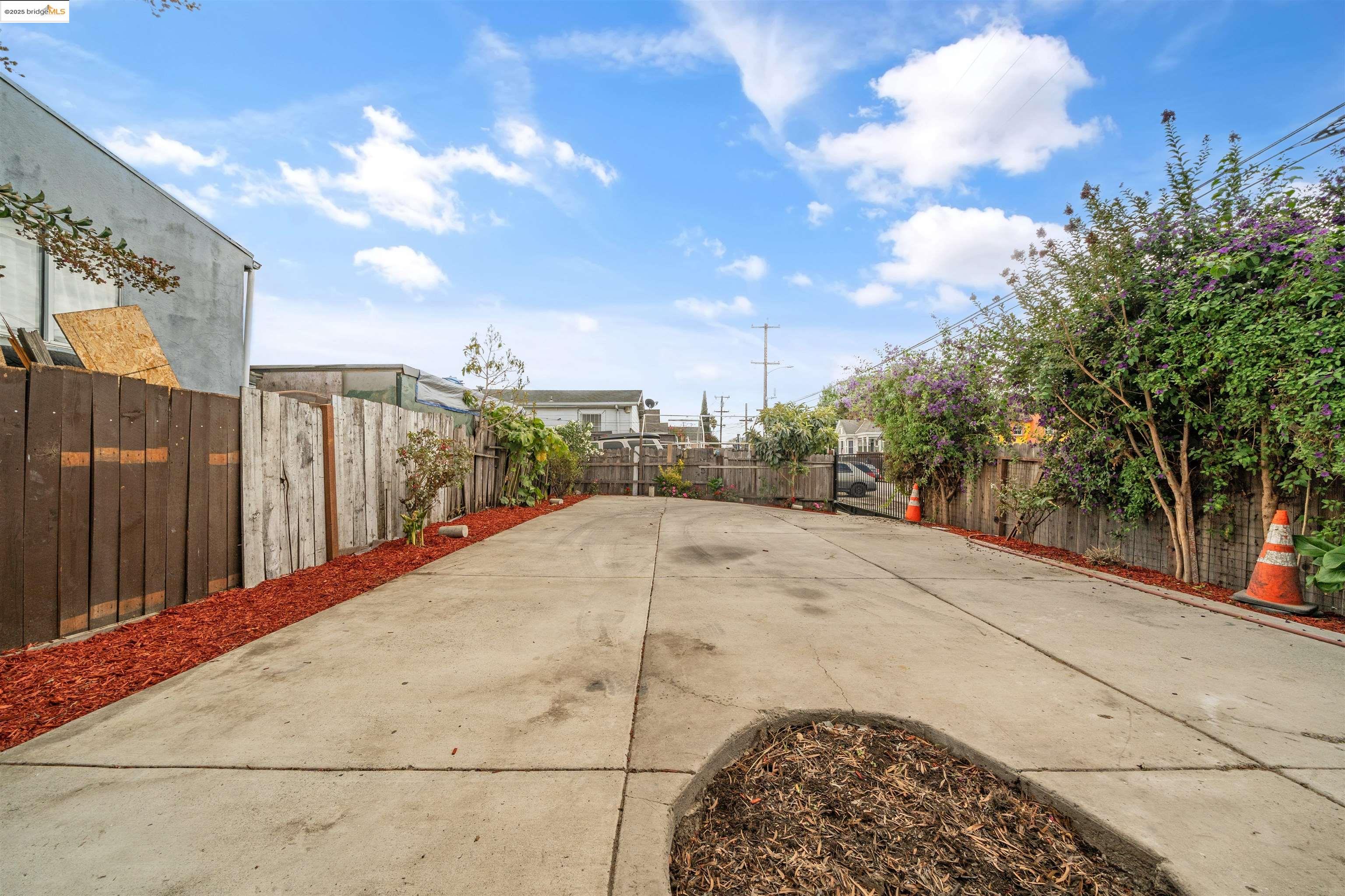Detail Gallery Image 22 of 22 For 1604 57th Ave, Oakland,  CA 94621 - 2 Beds | 1 Baths
