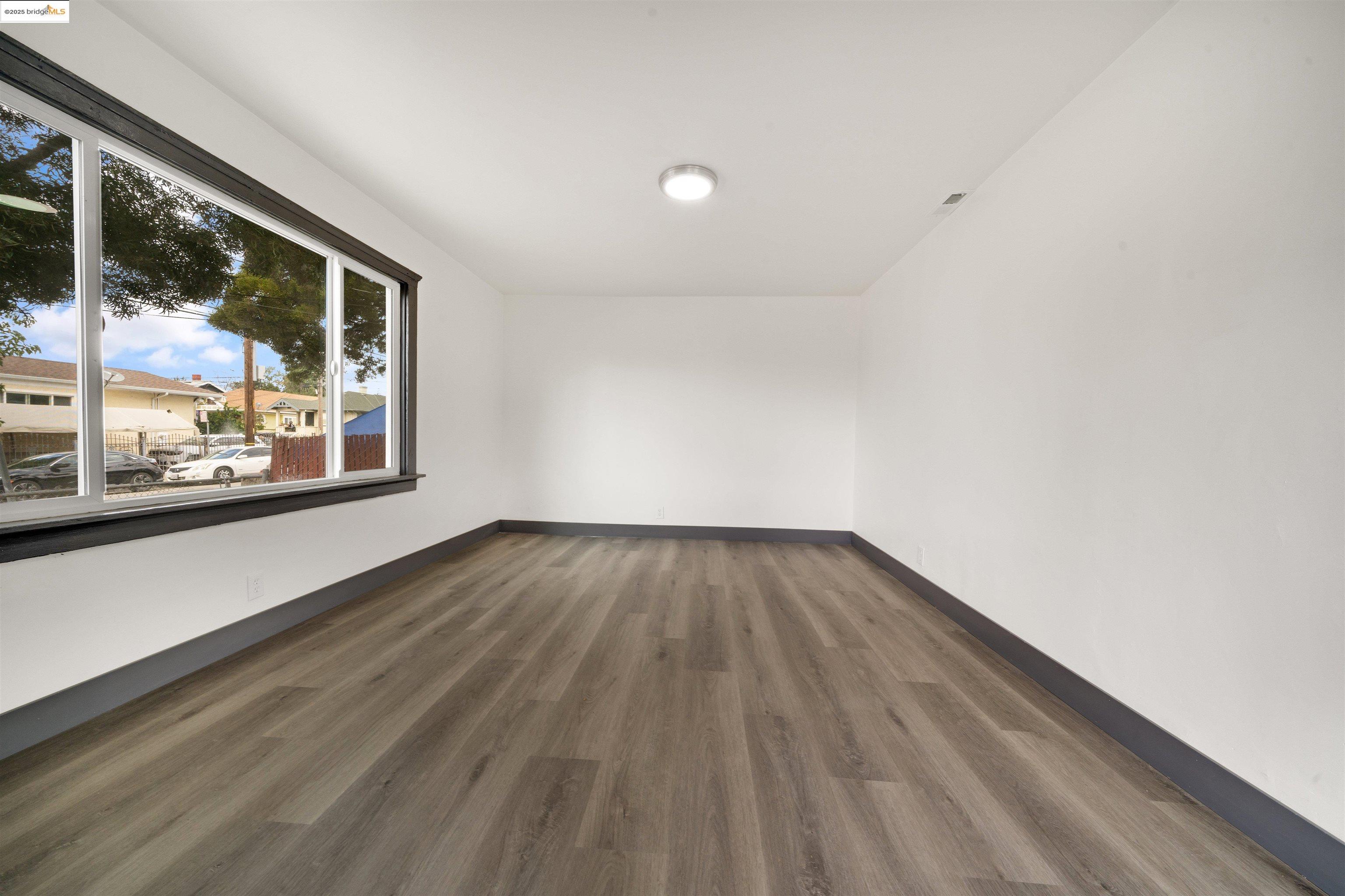Detail Gallery Image 4 of 22 For 1604 57th Ave, Oakland,  CA 94621 - 2 Beds | 1 Baths