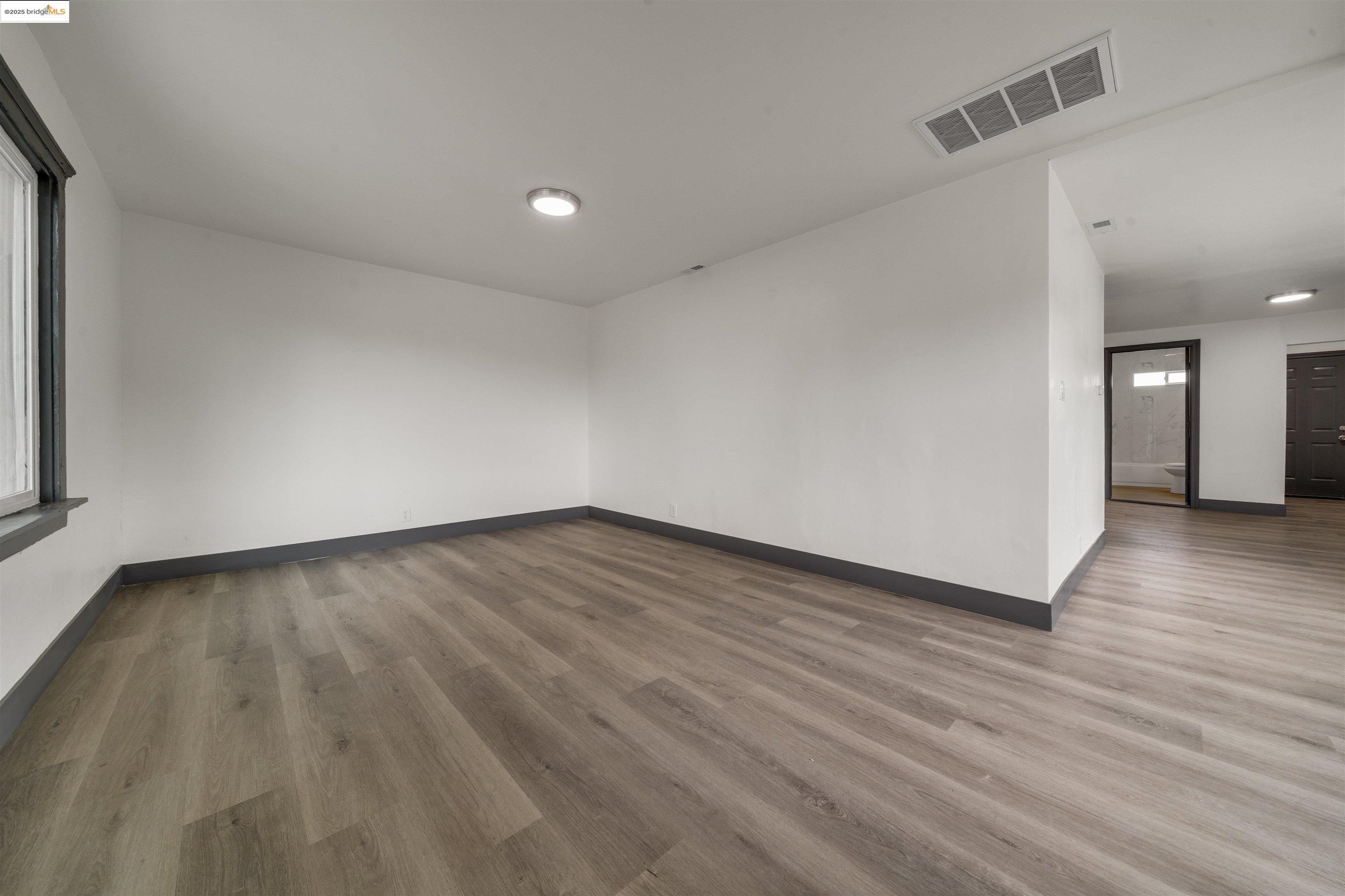Detail Gallery Image 5 of 22 For 1604 57th Ave, Oakland,  CA 94621 - 2 Beds | 1 Baths