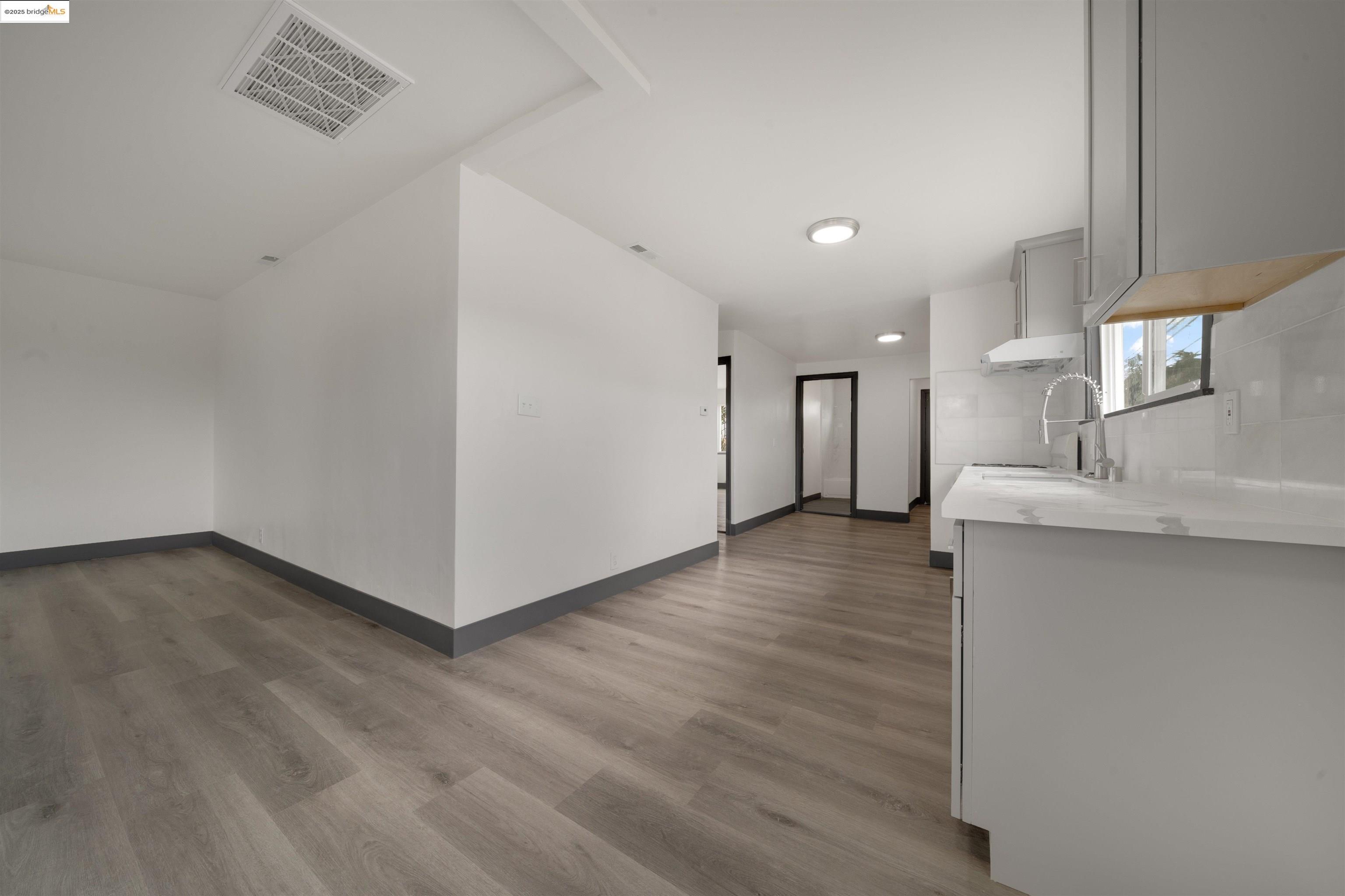 Detail Gallery Image 6 of 22 For 1604 57th Ave, Oakland,  CA 94621 - 2 Beds | 1 Baths